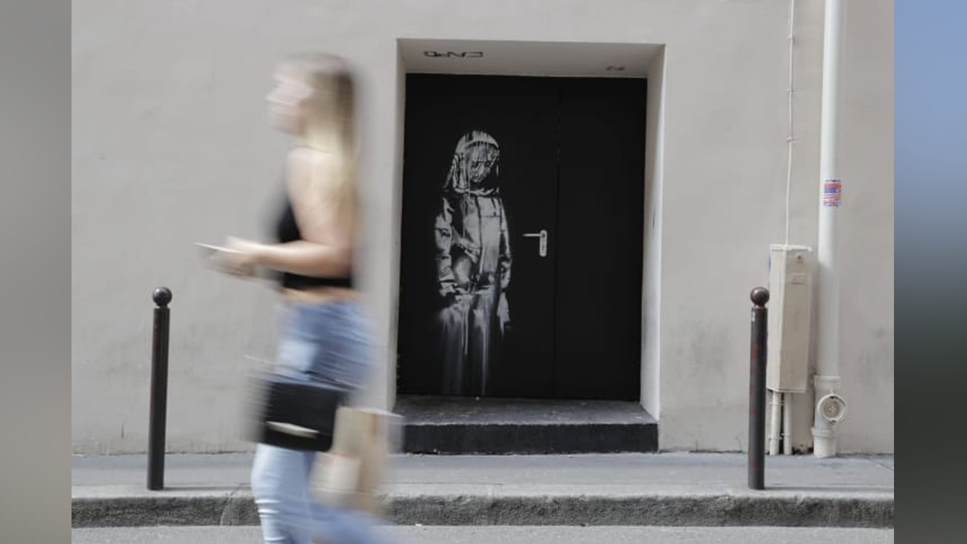 رسومات بانكسي الجديدة بشوارع باريس..تلقي الضوء على أزمة اللاجئين