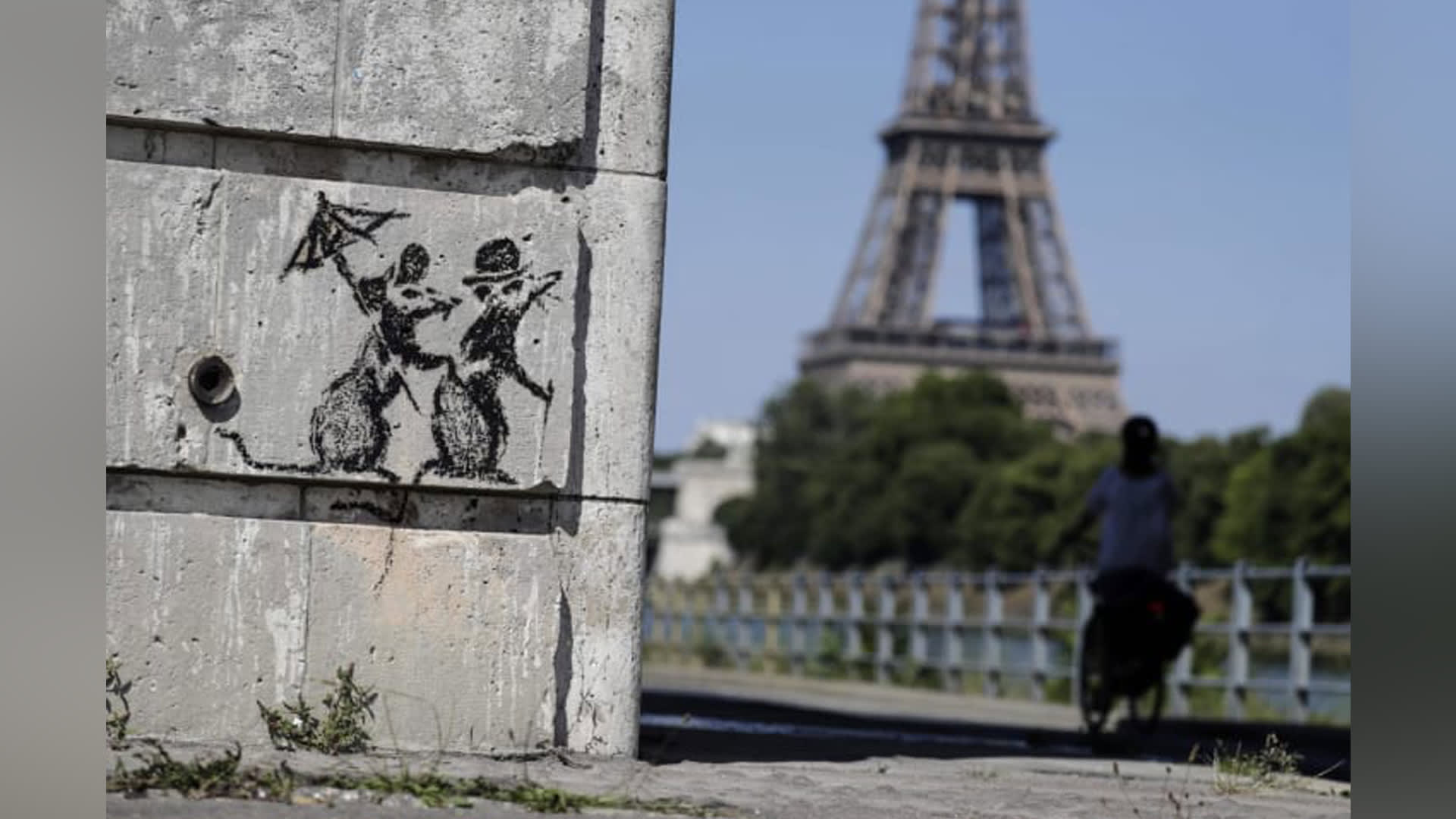 رسومات بانكسي الجديدة بشوارع باريس..تلقي الضوء على أزمة اللاجئين	