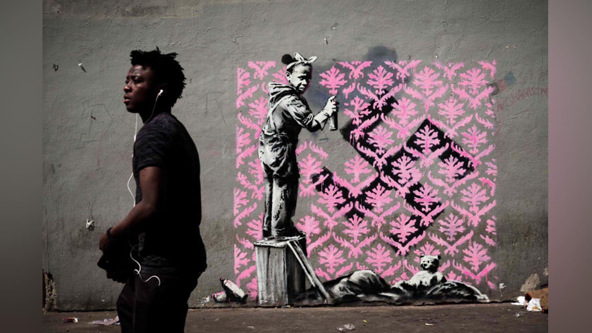 رسومات بانكسي الجديدة بشوارع باريس..تلقي الضوء على أزمة اللاجئين	