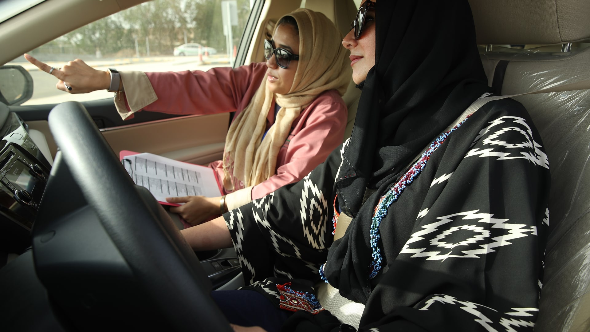 سيدة سعودية تتعلم قيادة السيارات