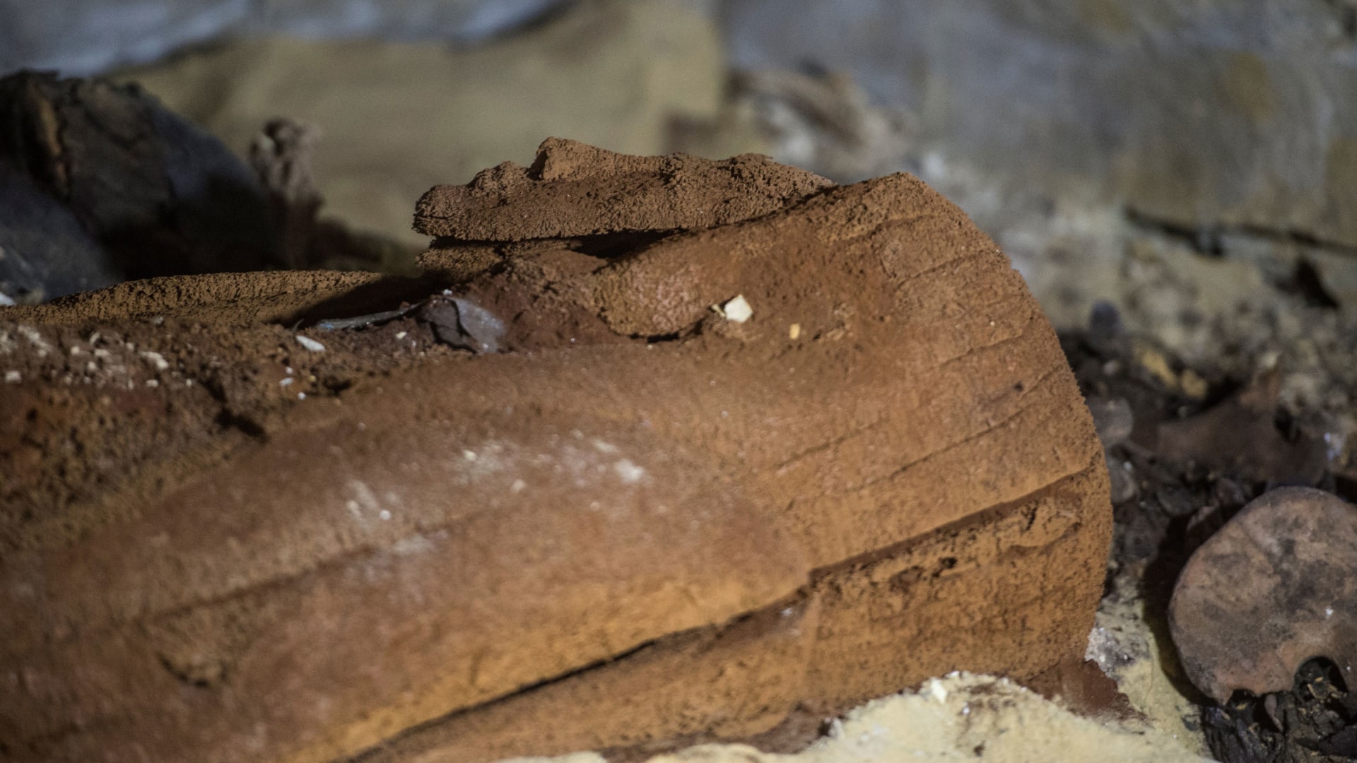 اكتشاف ورشة تحنيط كاملة بحجر دفن جنوب القاهرة 