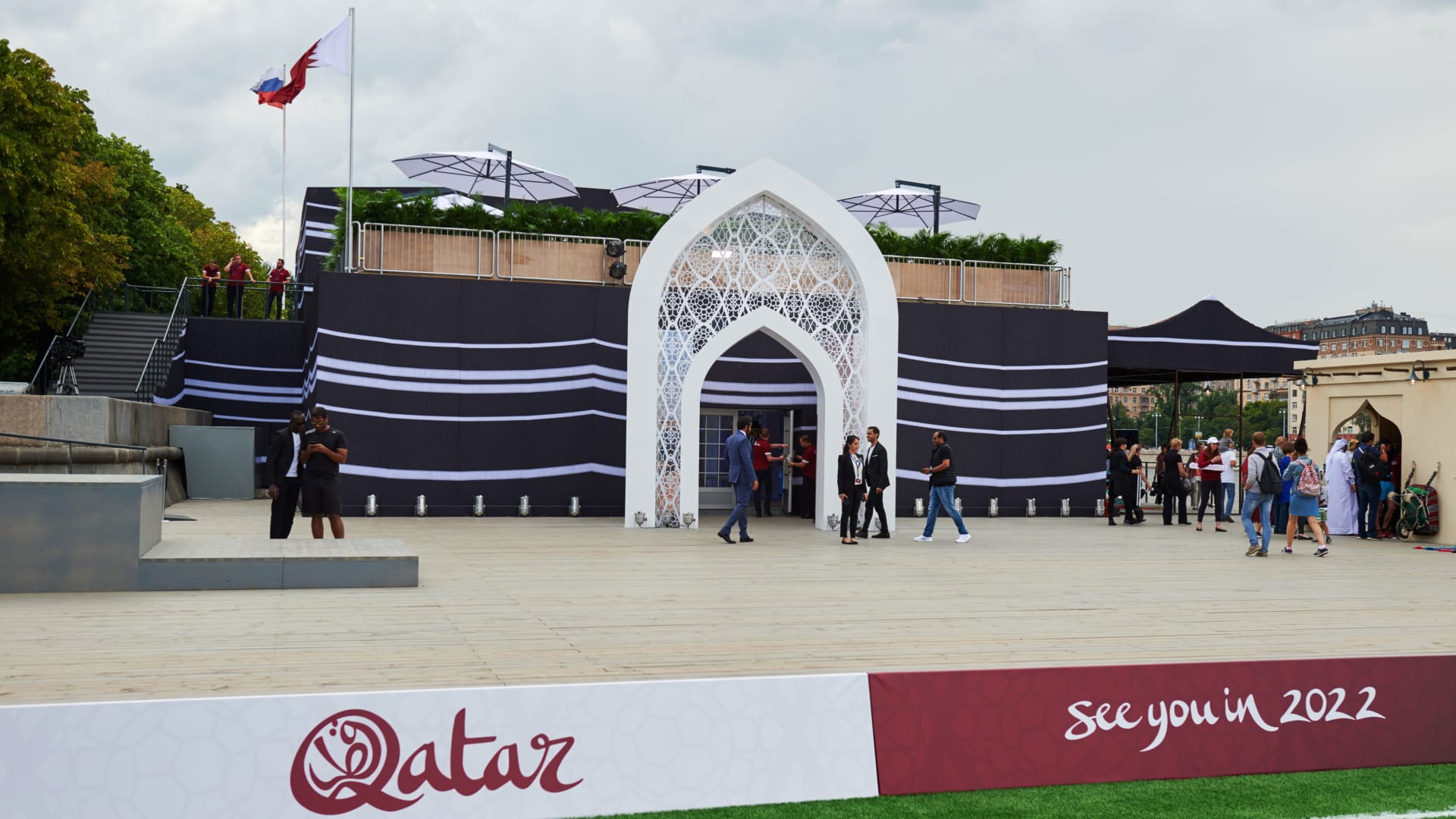"مجلس قطر" هو جناح مكون من ثلاثة طوابق وسط حديقة "غوركي بارك" في موسكو، يستوحي تصميمه من بيت الشعر الشائع في دول الخليج.