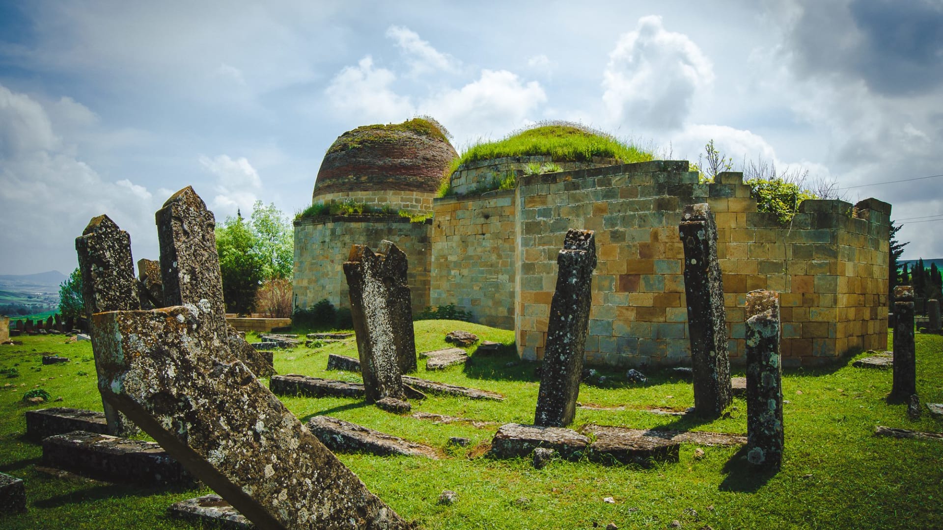 في أذربيجان، استكشف مقبرة القباب السبع.