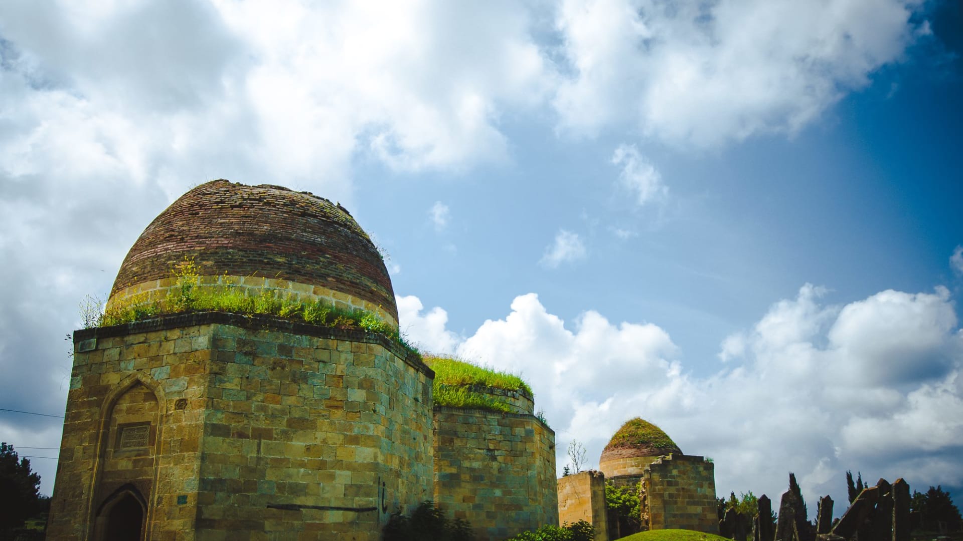   في أذربيجان، استكشف مقبرة القباب السبع.