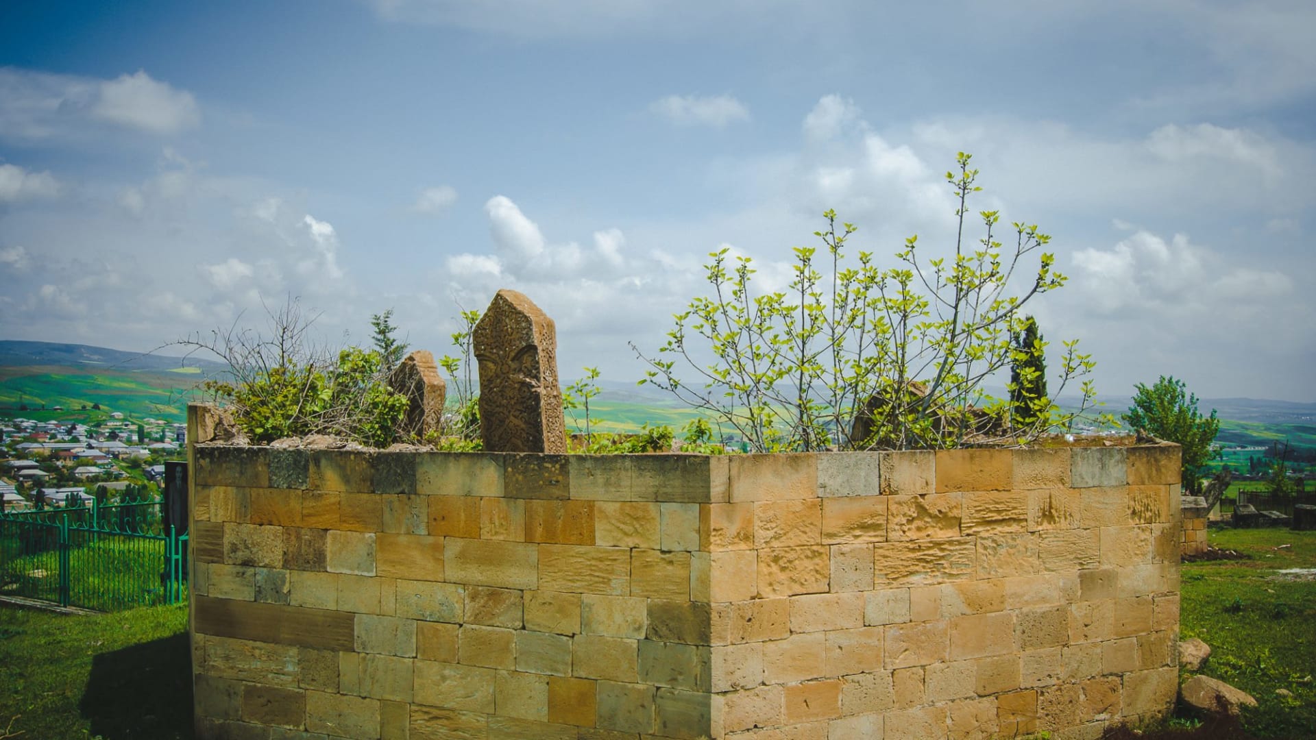   في أذربيجان، استكشف مقبرة القباب السبع.