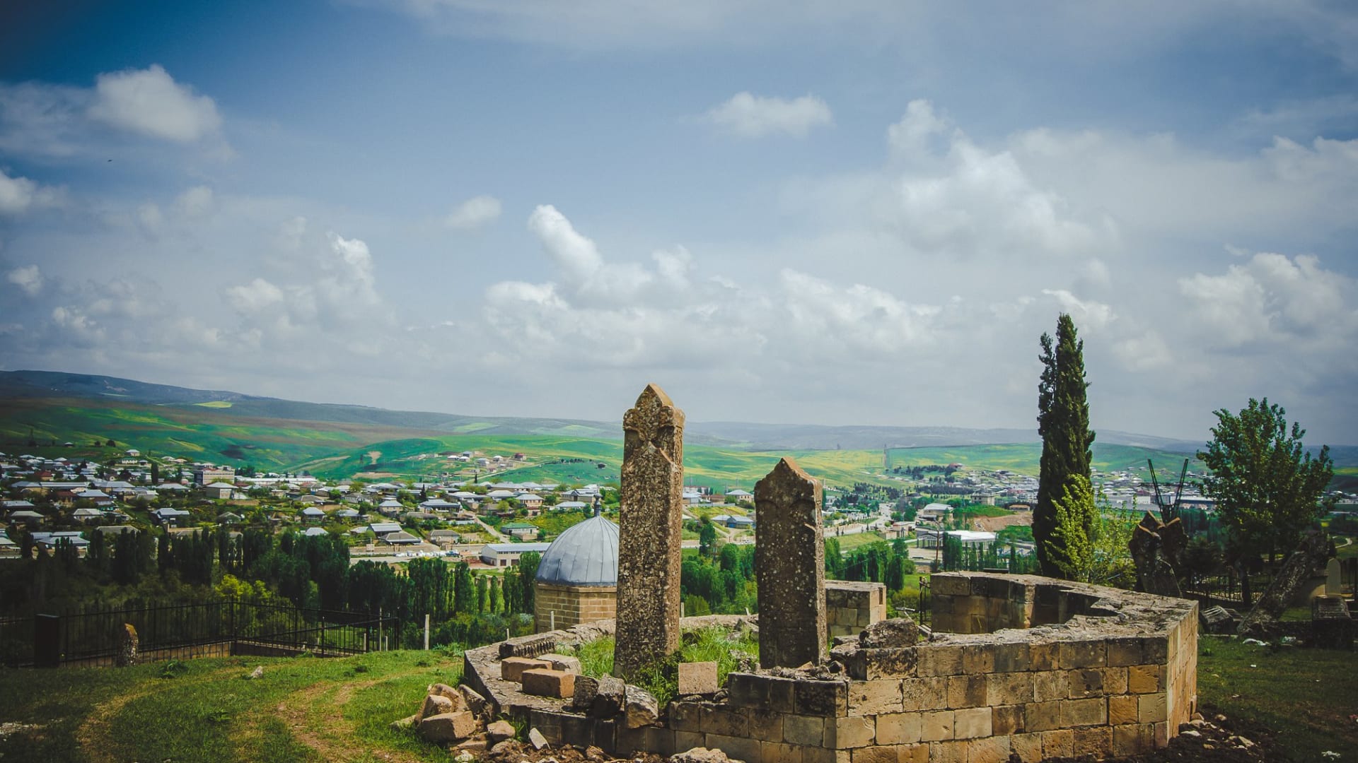 في أذربيجان، استكشف مقبرة القباب السبع.