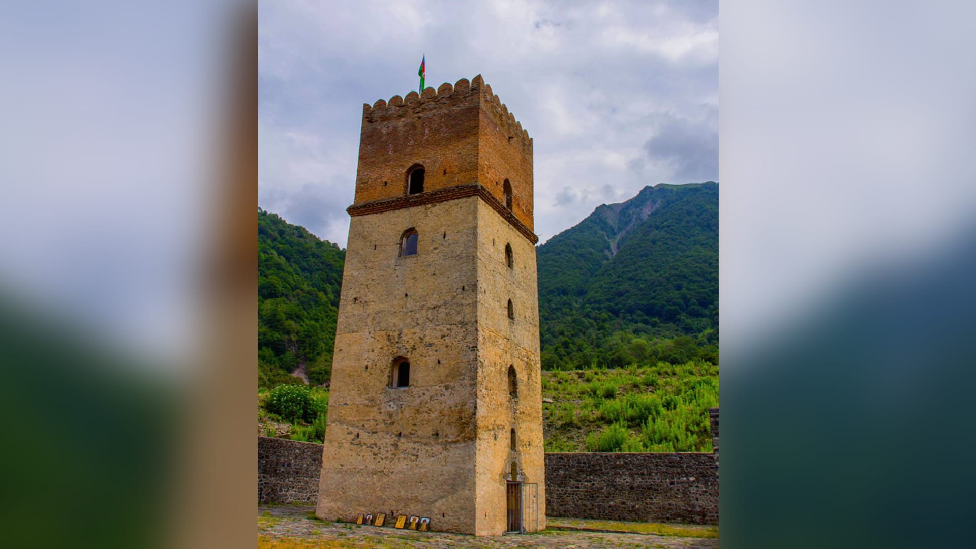 قلعة سوموغ في قرية إليسو أذربيجان. 