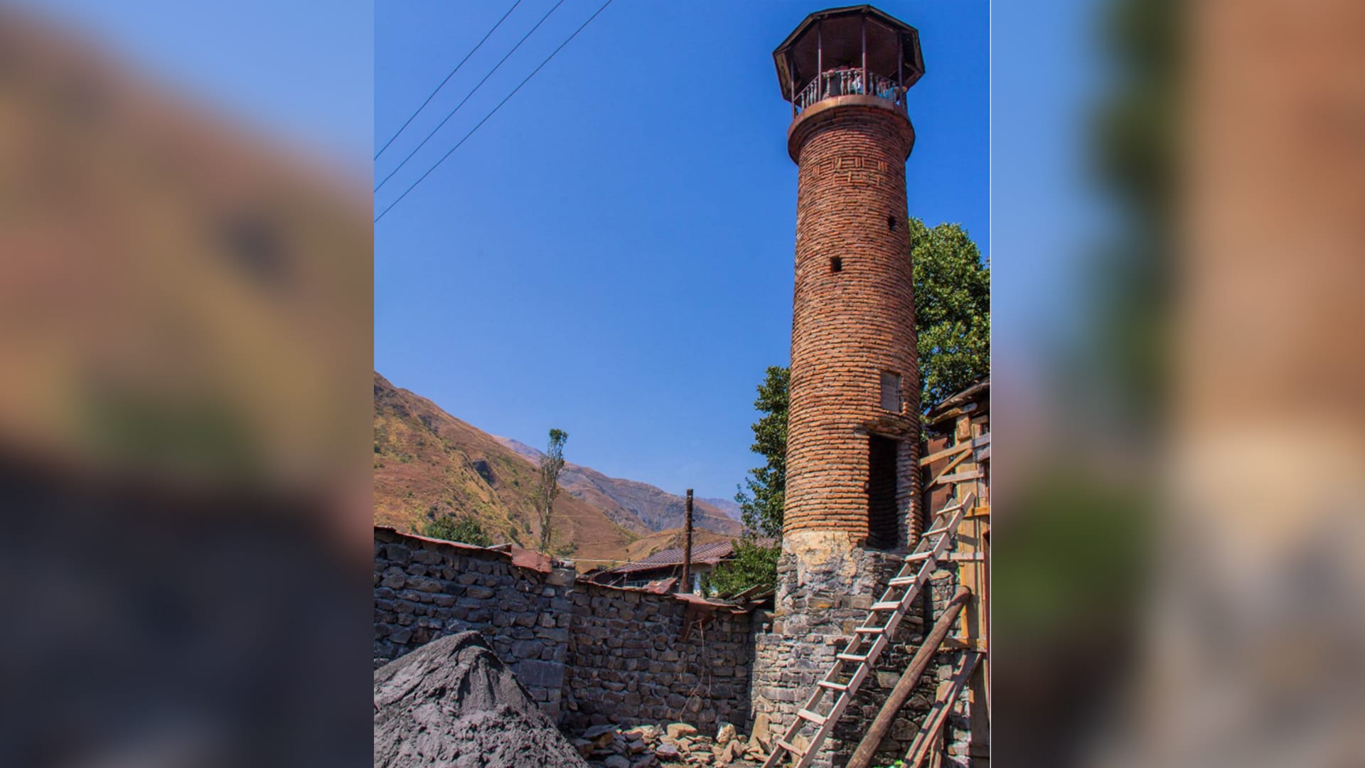 مئذنة تعود إلى مسجدٍ قديم في قرية شاري باش في قاخ،