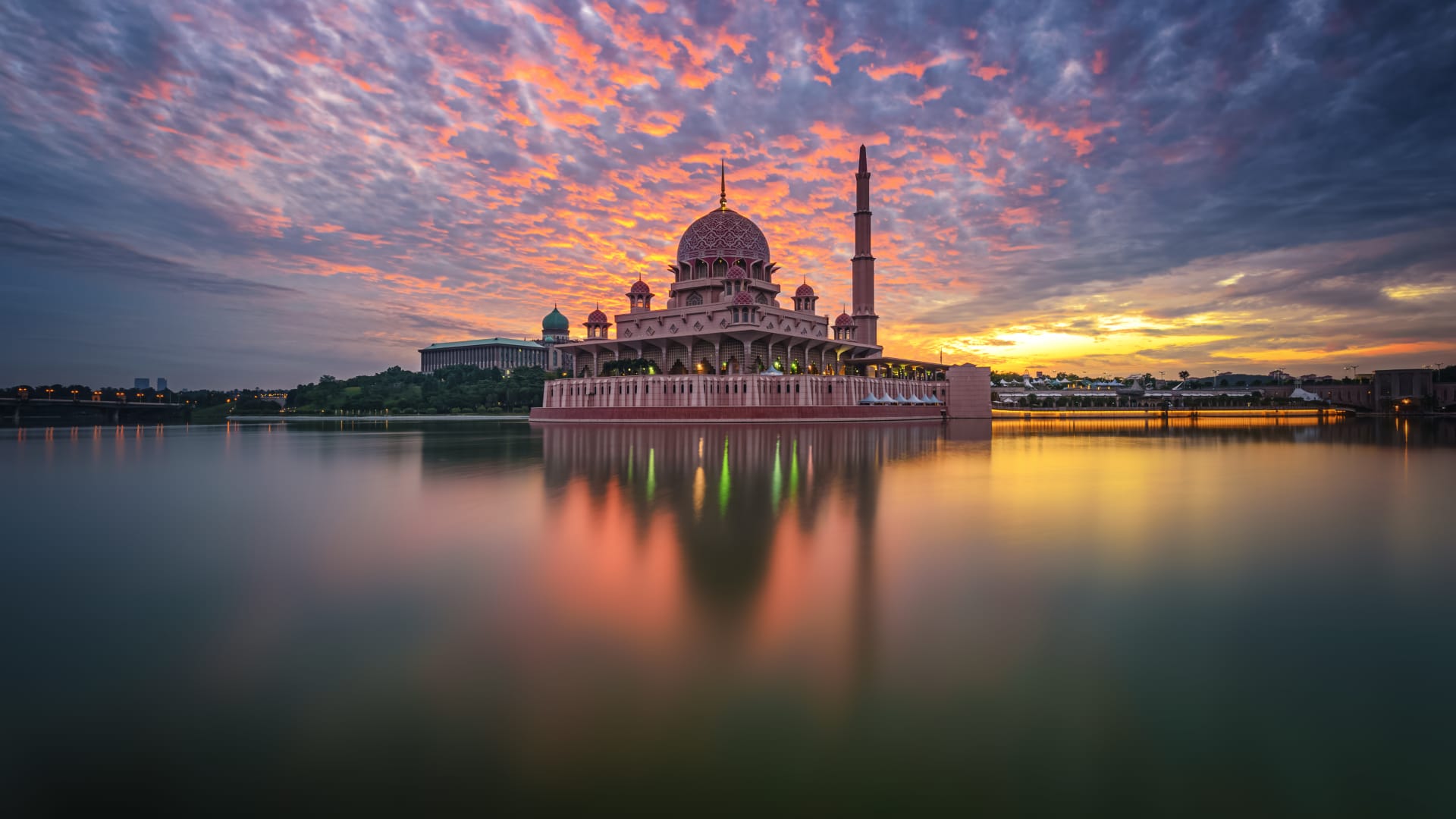 مسجد بوترا في بوتراجايا، ماليزيا، بعدسة المصور العراقي أوس زهير سمين.