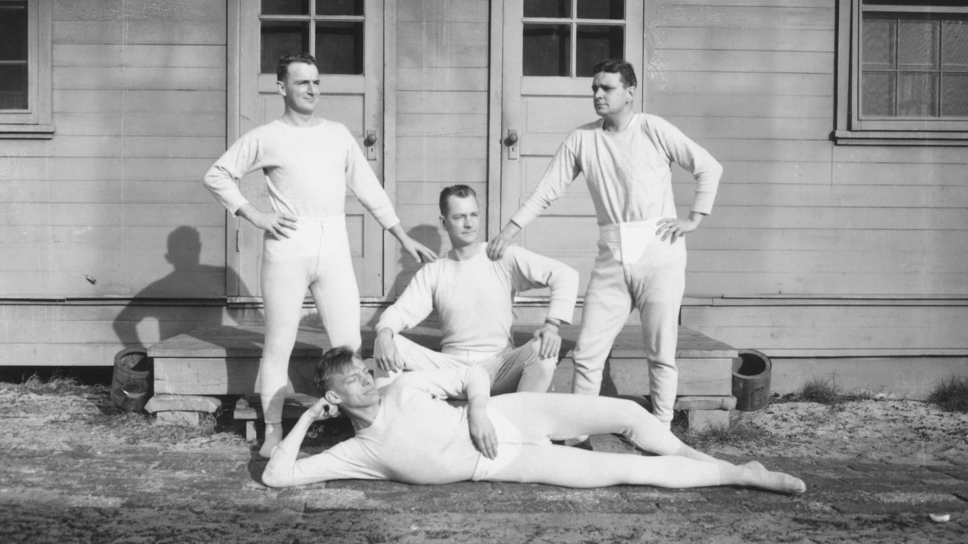 صورة من حوالي العام 1915 يظهر فيها أربعة رجال يرتدون ملابس داخلية طويلة.
