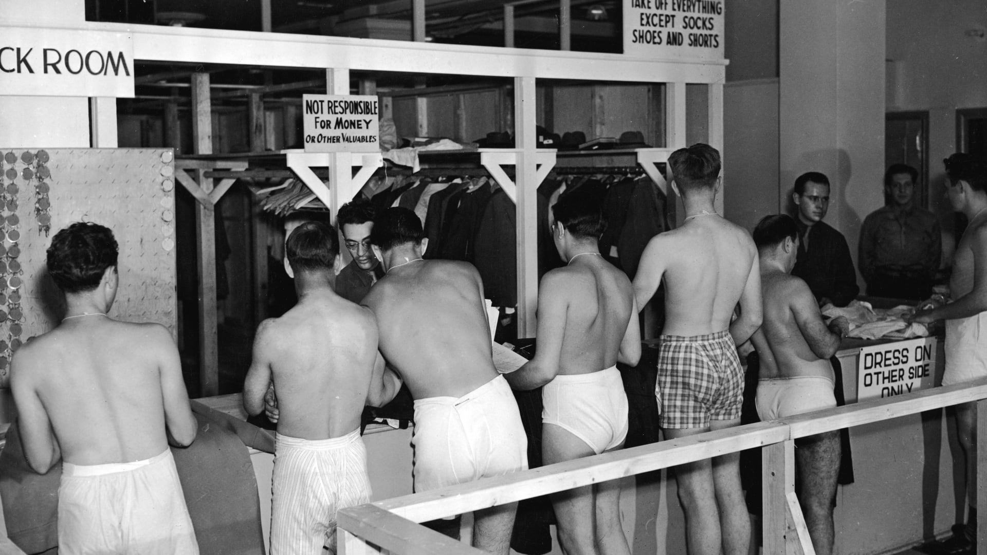 مجندون يرتدون ملابسهم الداخلية وينتظرون في الصف في منشأة عسكرية من العام 1944.