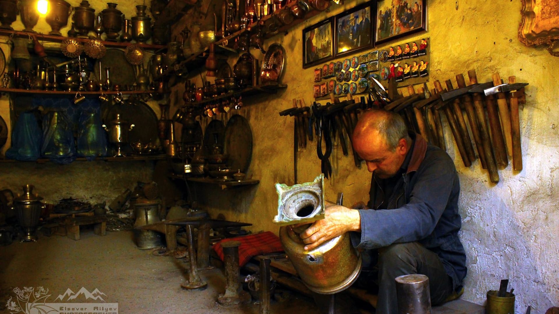 استكشف حرفة النحاس التقليدية في قرية لاهيج الأذربيجانية.