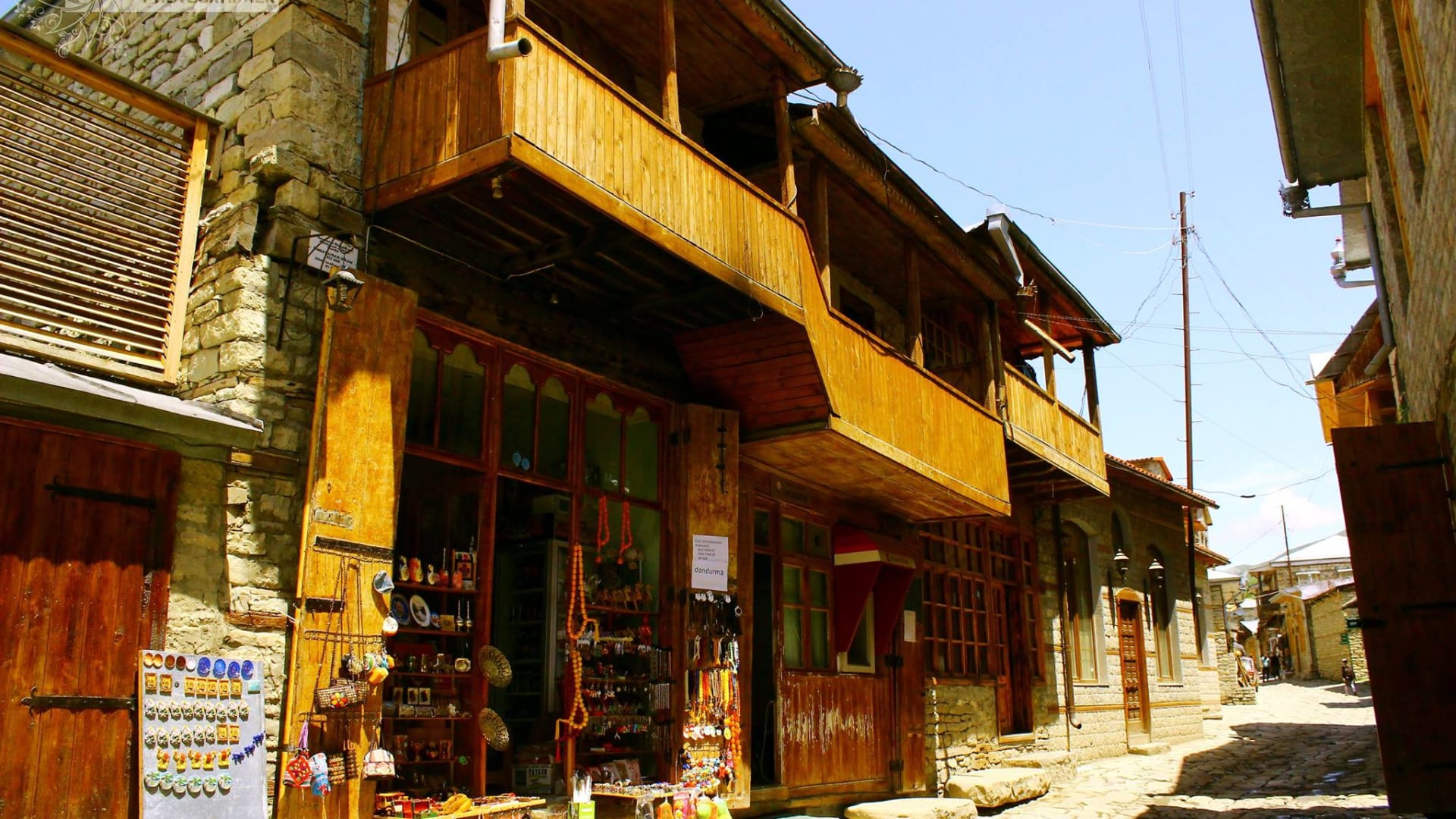 استكشف حرفة النحاس التقليدية في قرية لاهيج الأذربيجانية.	