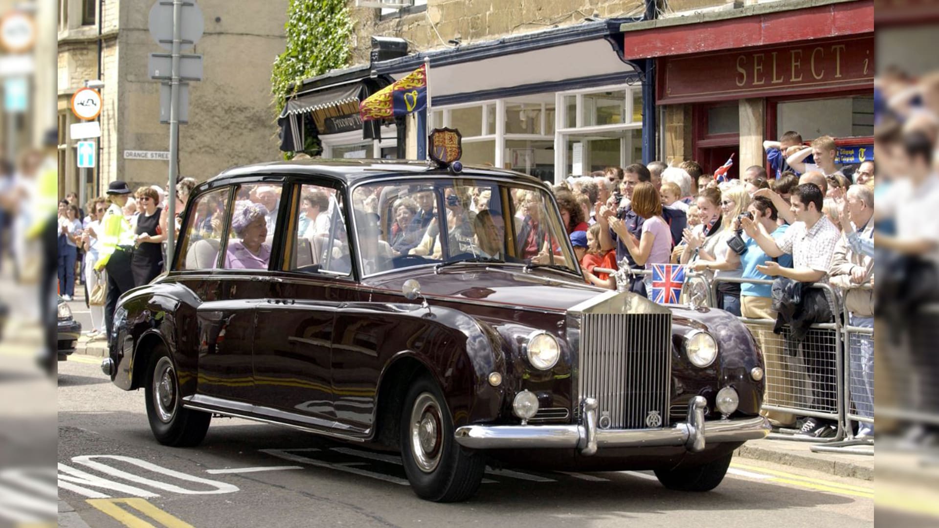 أتريد قيادة السيارة كالملكيين؟ سيارة الملكة إليزابيث الثانية في مزاد رولز رويس العلني