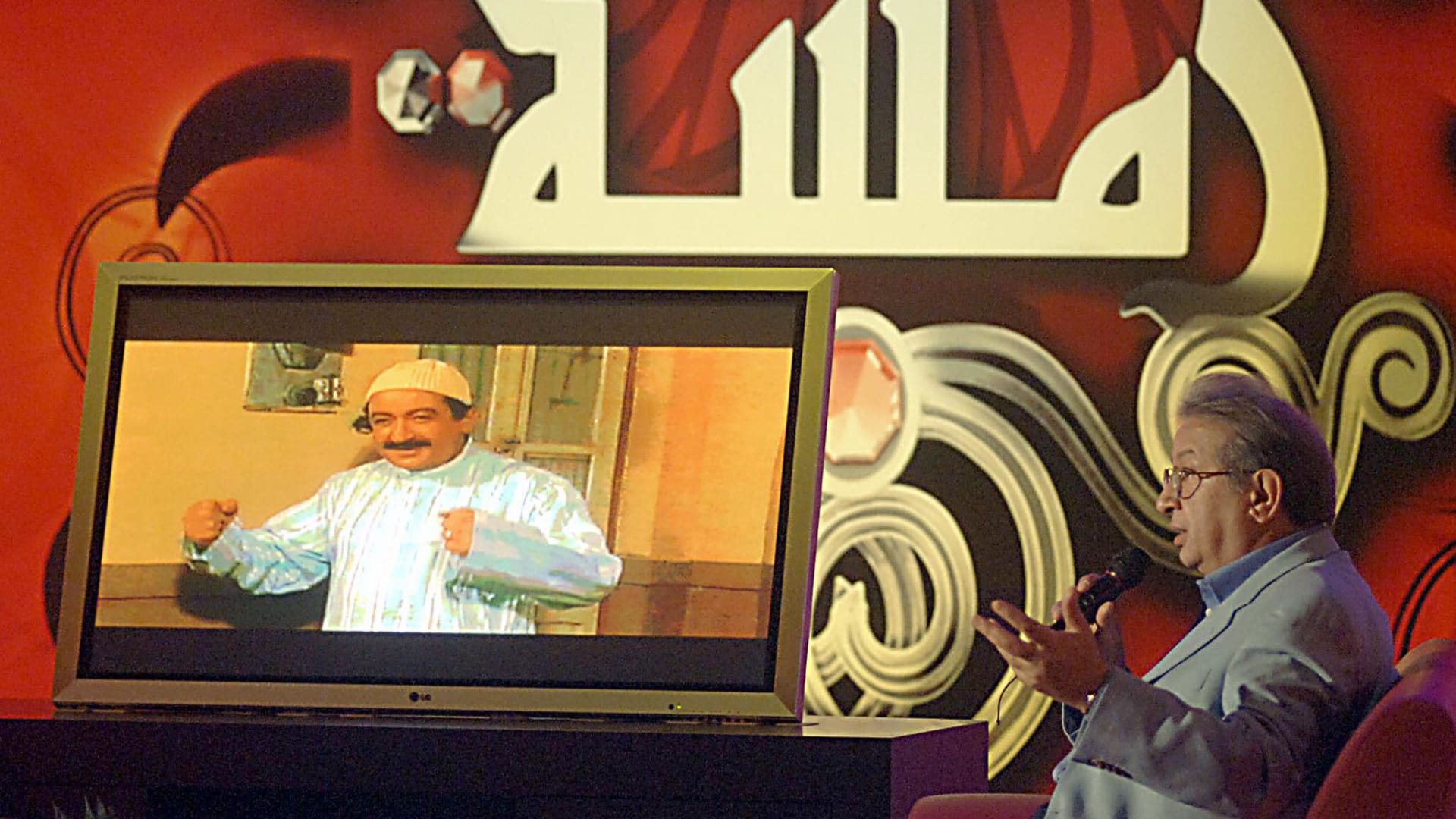"إسرائيل بالعربية" تستذكر نور الشريف وتكشف: شمعون بيريز كان يتابع الأفلام المصرية