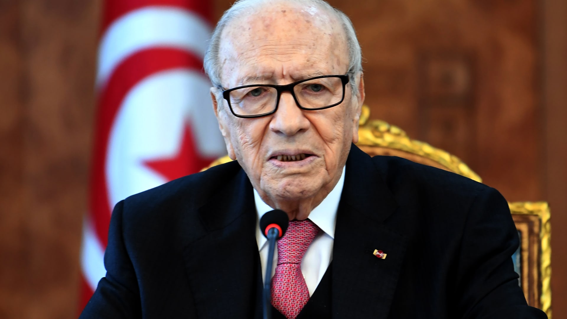 السبسي: تونس دولة مدنية مرجعها الدستور.. ولا علاقة لنا بالدين أو القرآن