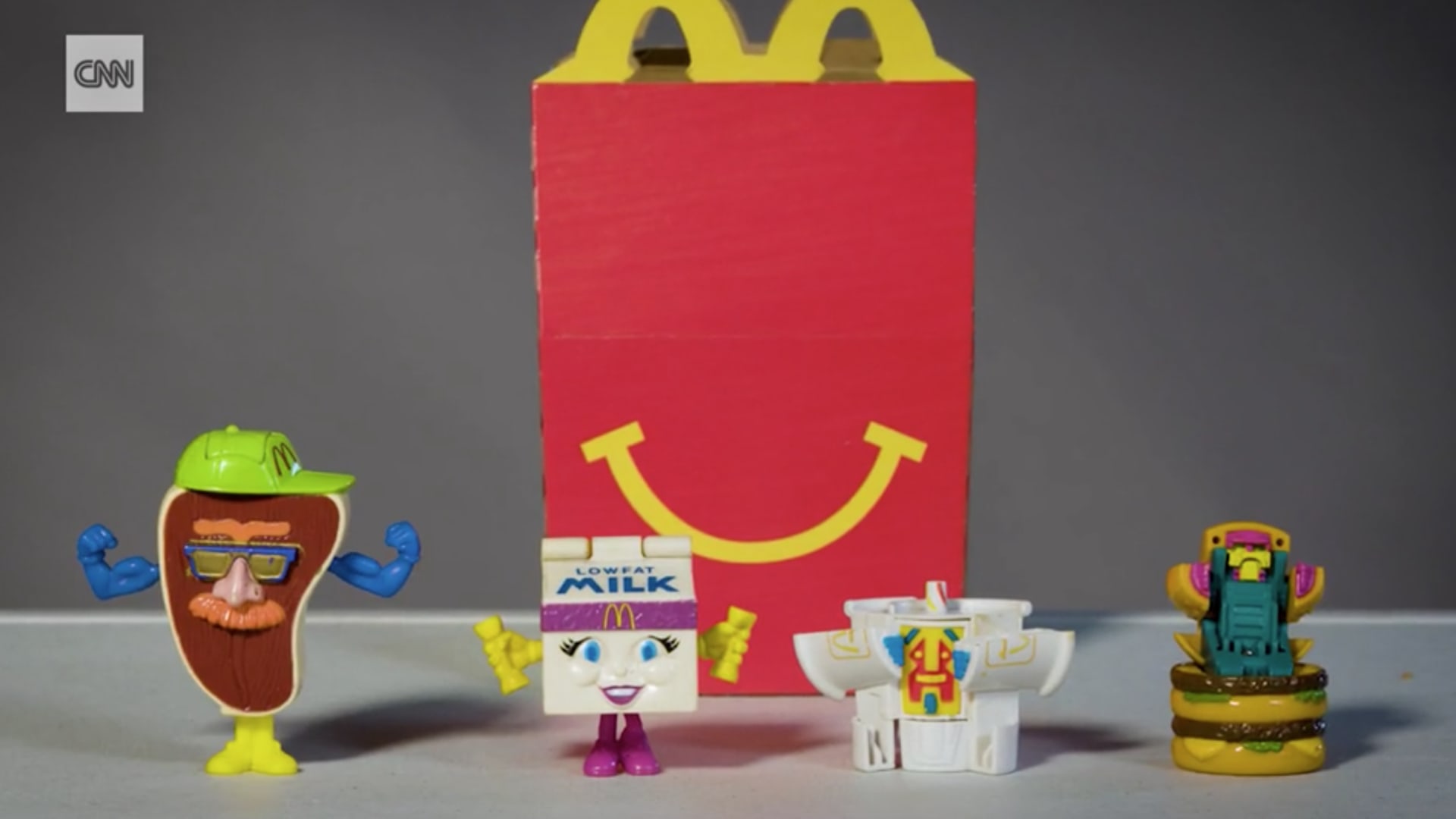شاهد كيف تغيرت وجبة "هابي ميل" من ماكدونالدز عبر السنين