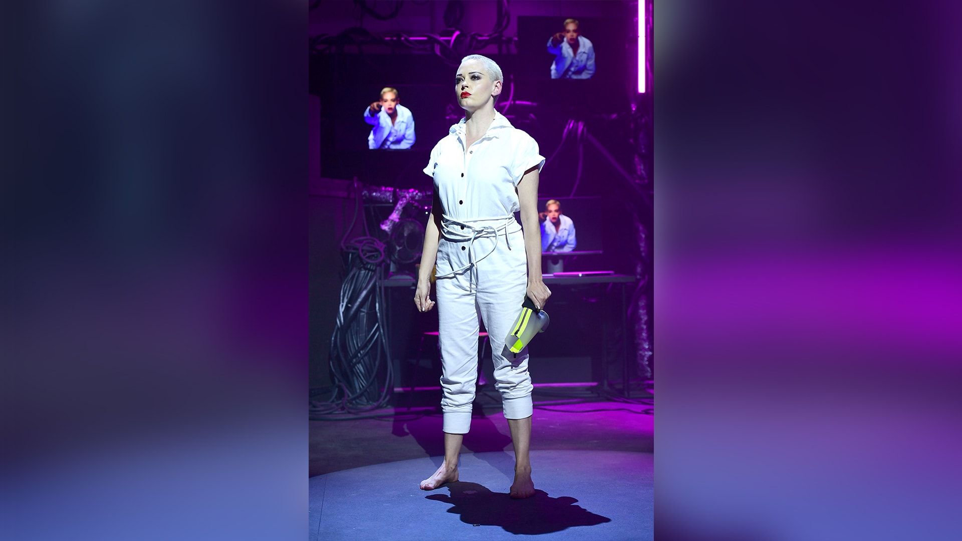 الناشطة روز مكجوان على مدرج عرض الأزياء خلال عرض نيكولاس كيركوود. 