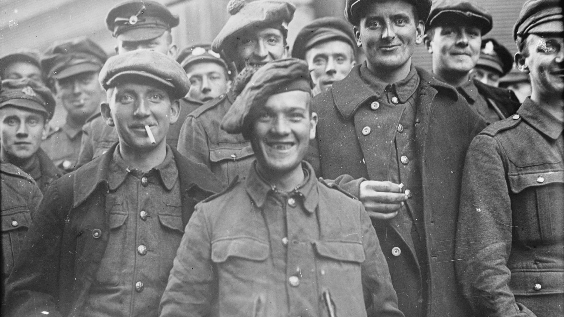 أول سجناء بريطانيون يُطلق سراحهم ويصلوا إلى تورناي، بلجيكا في 14 نوفمبر من العام 1918.
