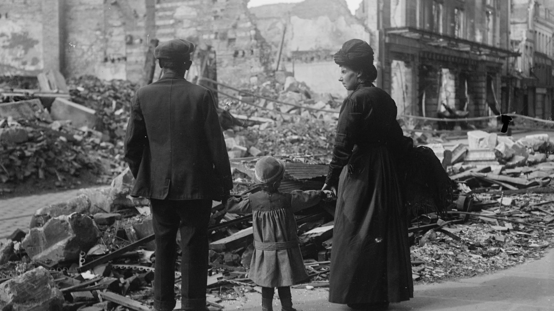 عائلة لاجئة تعود إلى أنقاض منزلها في أميان، فرنسا، في 17 سبتمبر من العام 1918.
