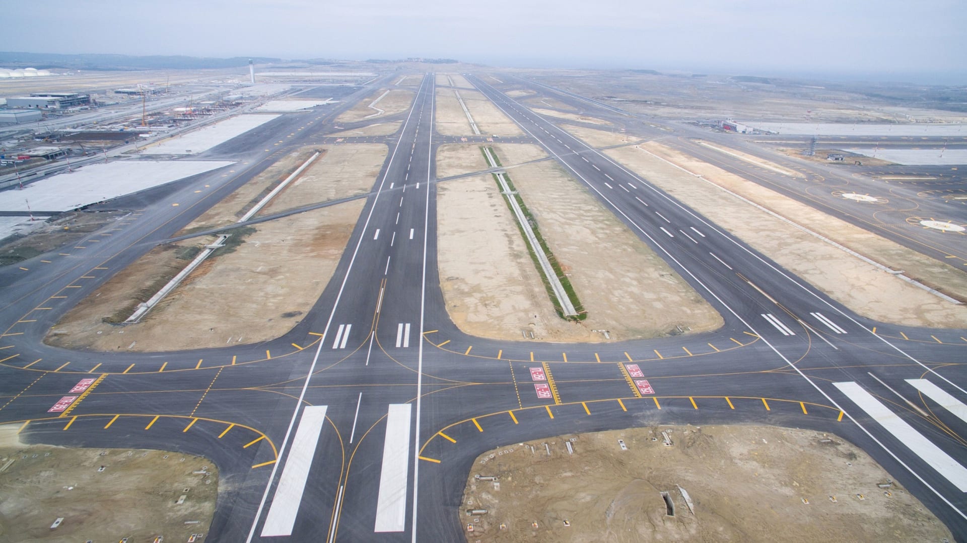 تبلغ مساحة المشروع الإجمالية 76.5 مليون متراً مربعاً. ومن المفترض أن يصبح أكبر مطار تحت سقف واحد في العالم.