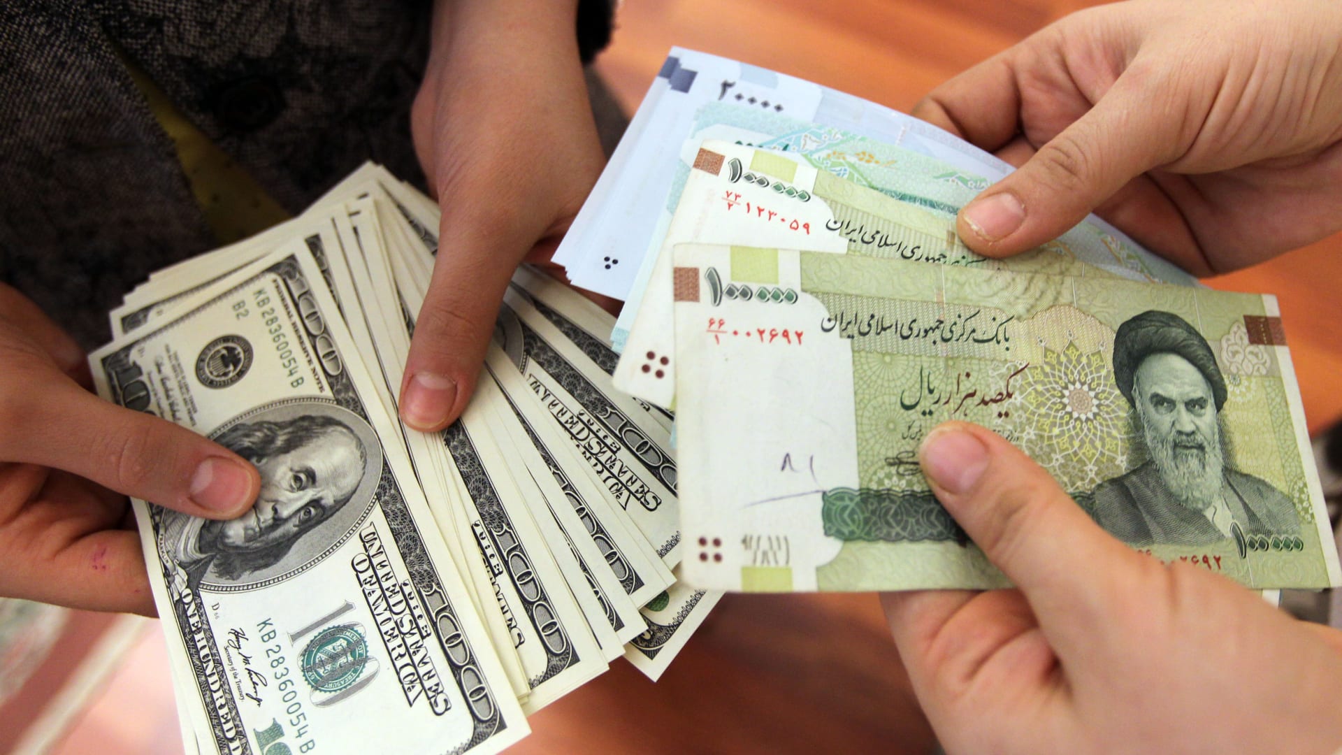 محافظ البنك المركزي الإير اني: تدشين "بورصة" لتعاملات النقد الأجنبي قريبا