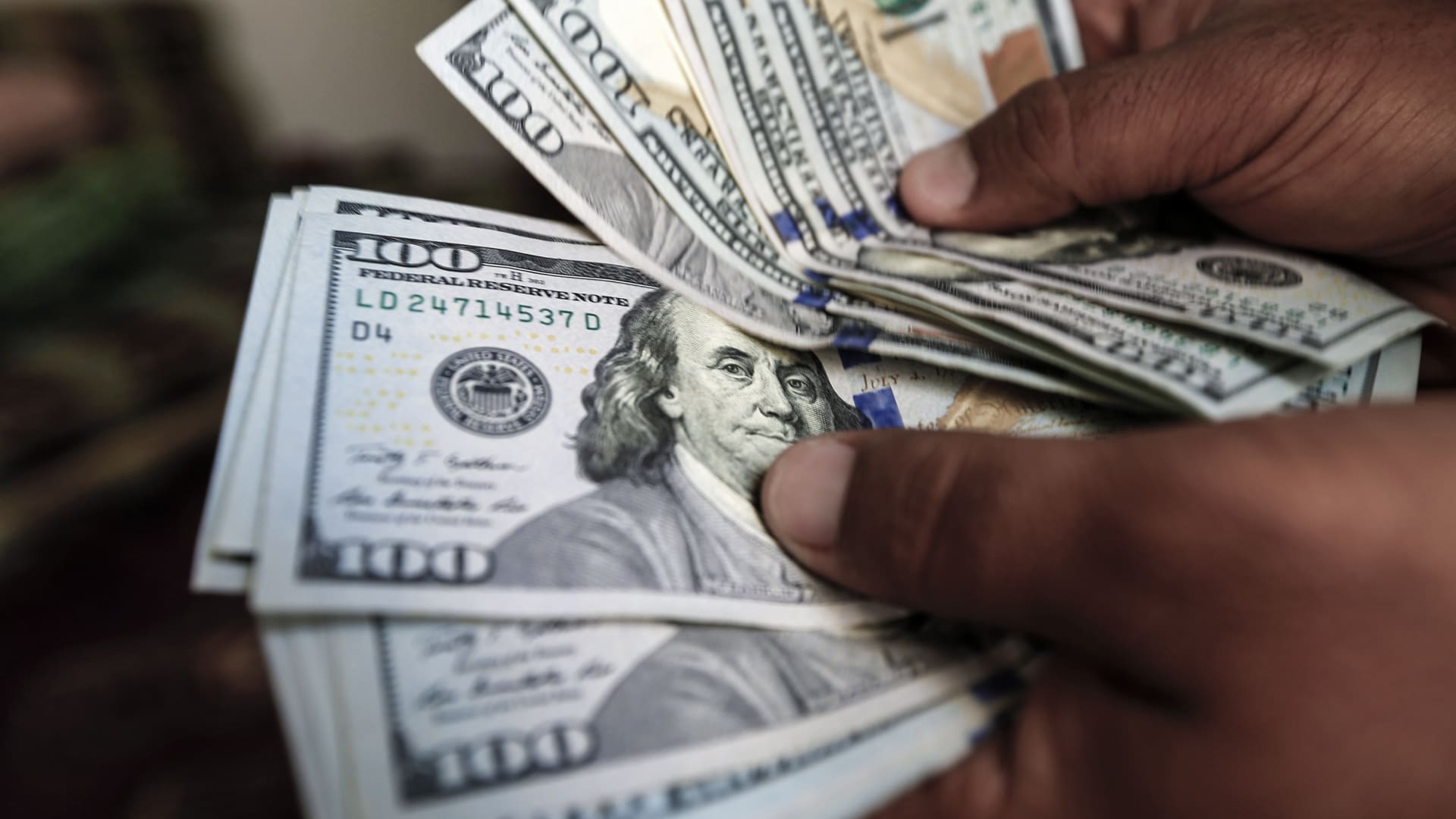 علاقة الدولار بالذهب الأسود وتأثير الديون الأمريكية عليه