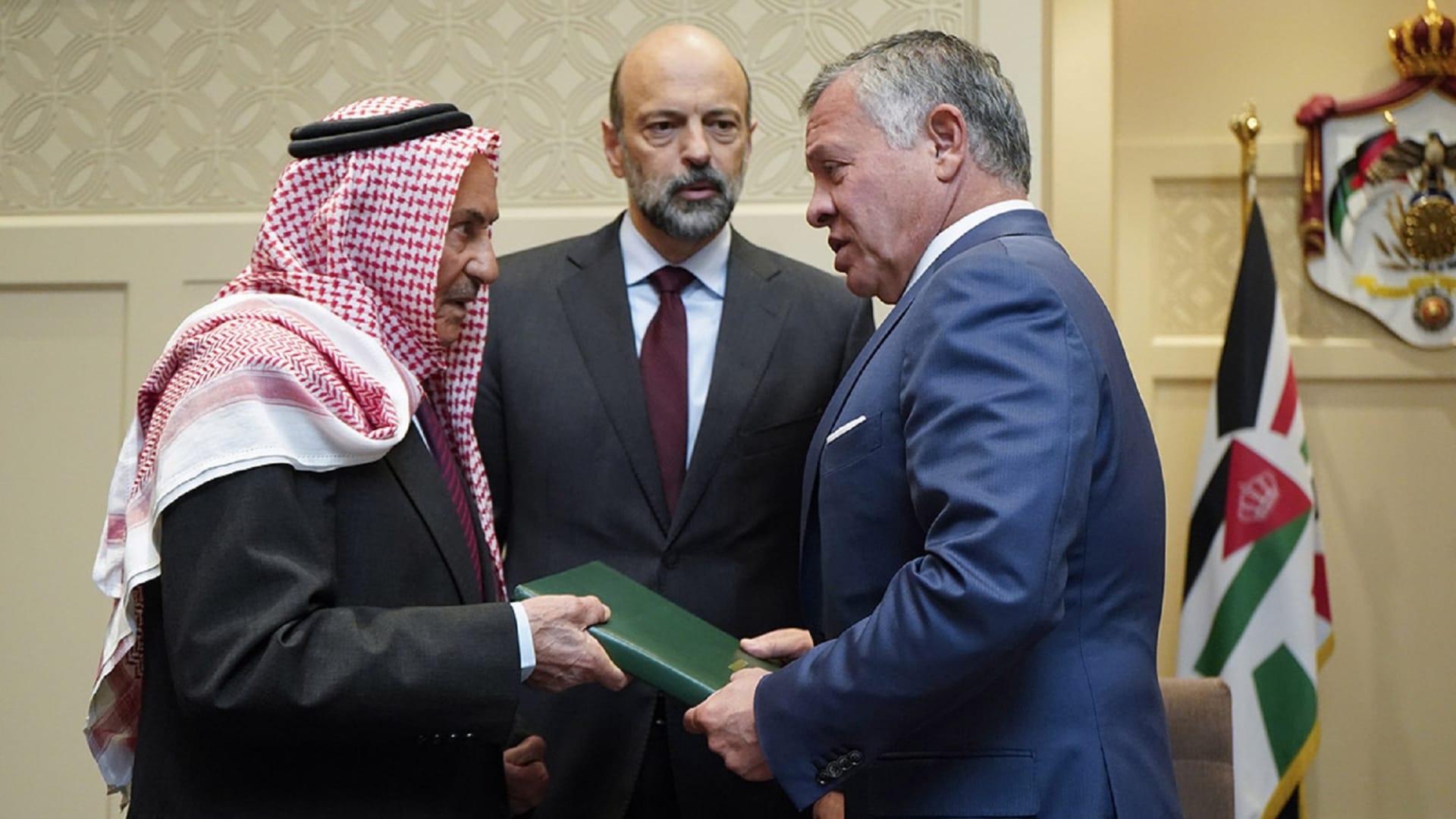 ملك الأردن يتسلم التقرير النهائي لسيول البحر الميت: الموضوع مهم جدا