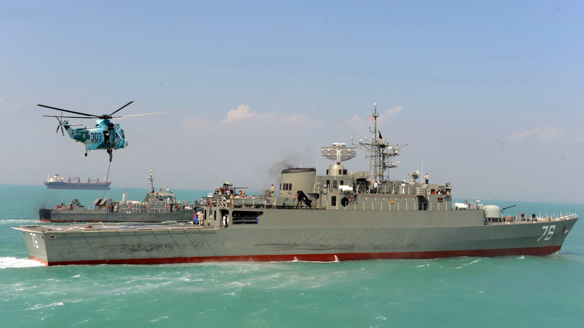 البحرية الإيرانية تعلن عن إرسال مدمرة وقطع أخرى للأطلسي بمهمة.. وهذه أهدافها