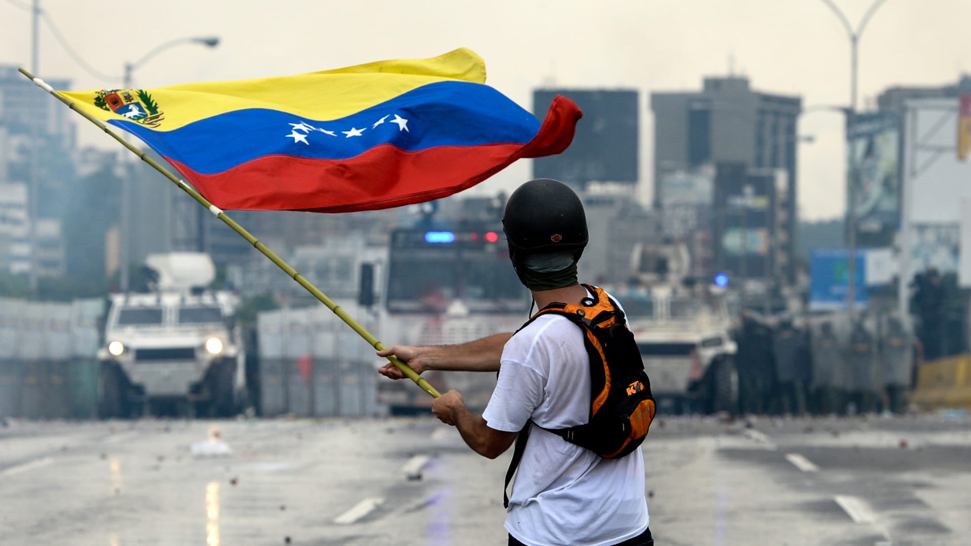 العنف يتصاعد على الحدود الفنزويلية...ومادورو يقطع "العلاقات الدبلوماسية" مع كولومبيا