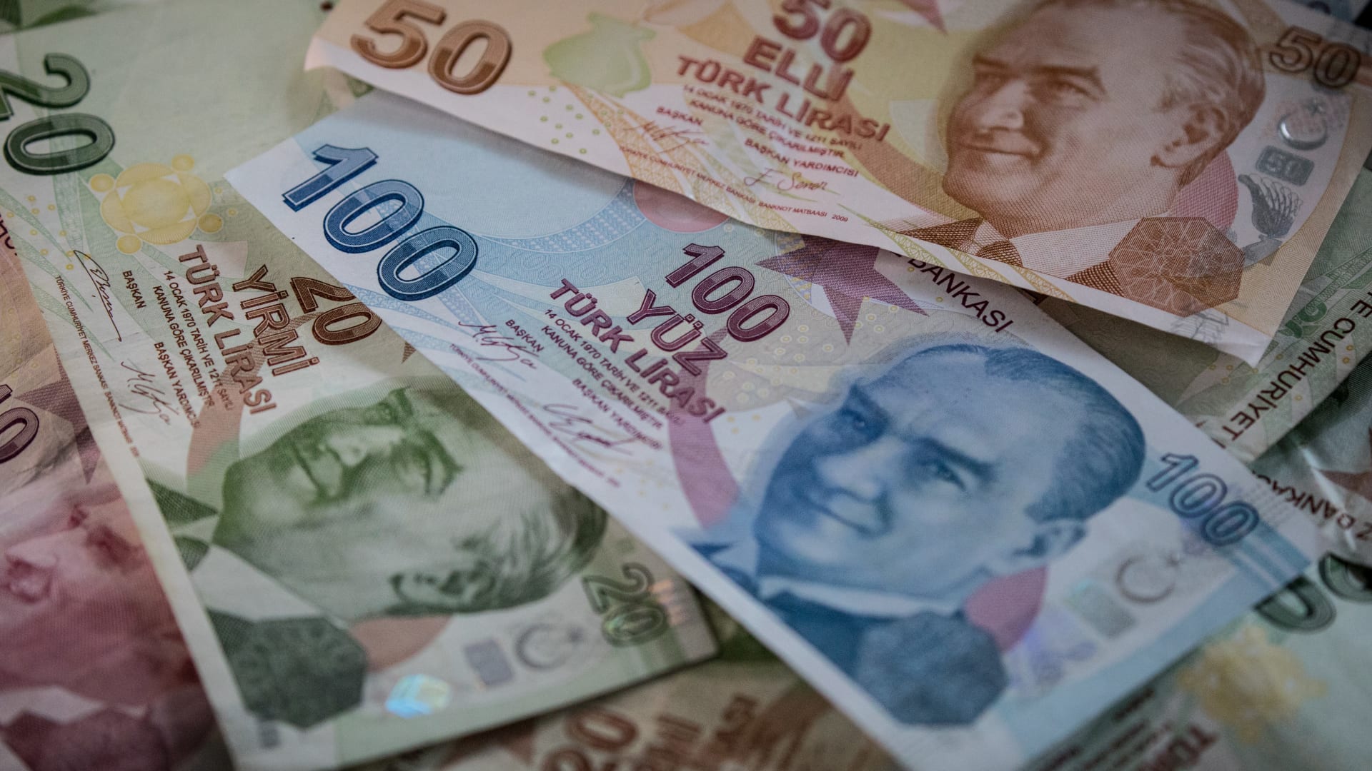 كيف أثر تدهور سعر الليرة على مليارديرات تركيا؟