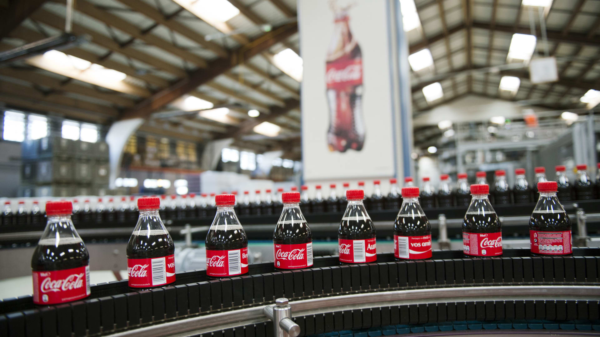 خطة لتصنيع عبوات "كوكا كولا" بإعادة التدوير.. فما تفاصيلها؟ 