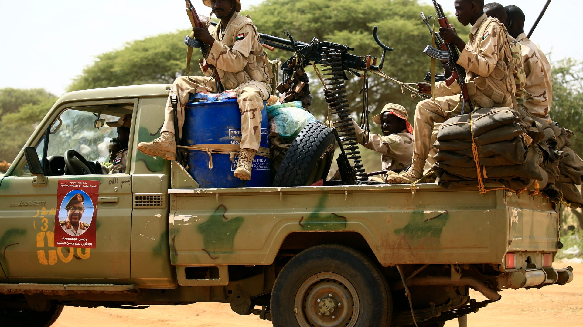 شهود عيان لـCNN: جنود يرتدون زي قوات الدعم السريع في السودان قمعوا المحتجين بـ"البلدوزر"