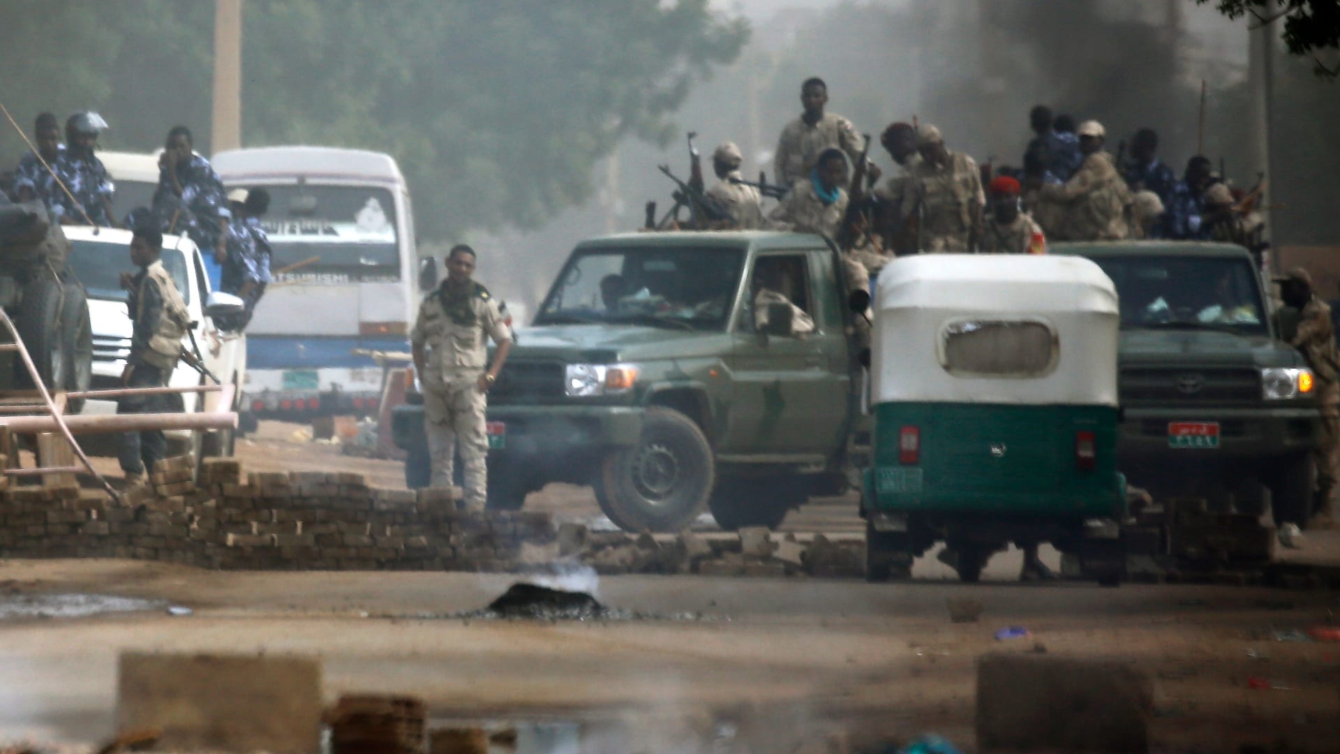 المعارضة السودانية ترد على قرارات "المجلس الانتقالي" وتحذر "محاور".. وهذه آخر حصيلة للقتلى