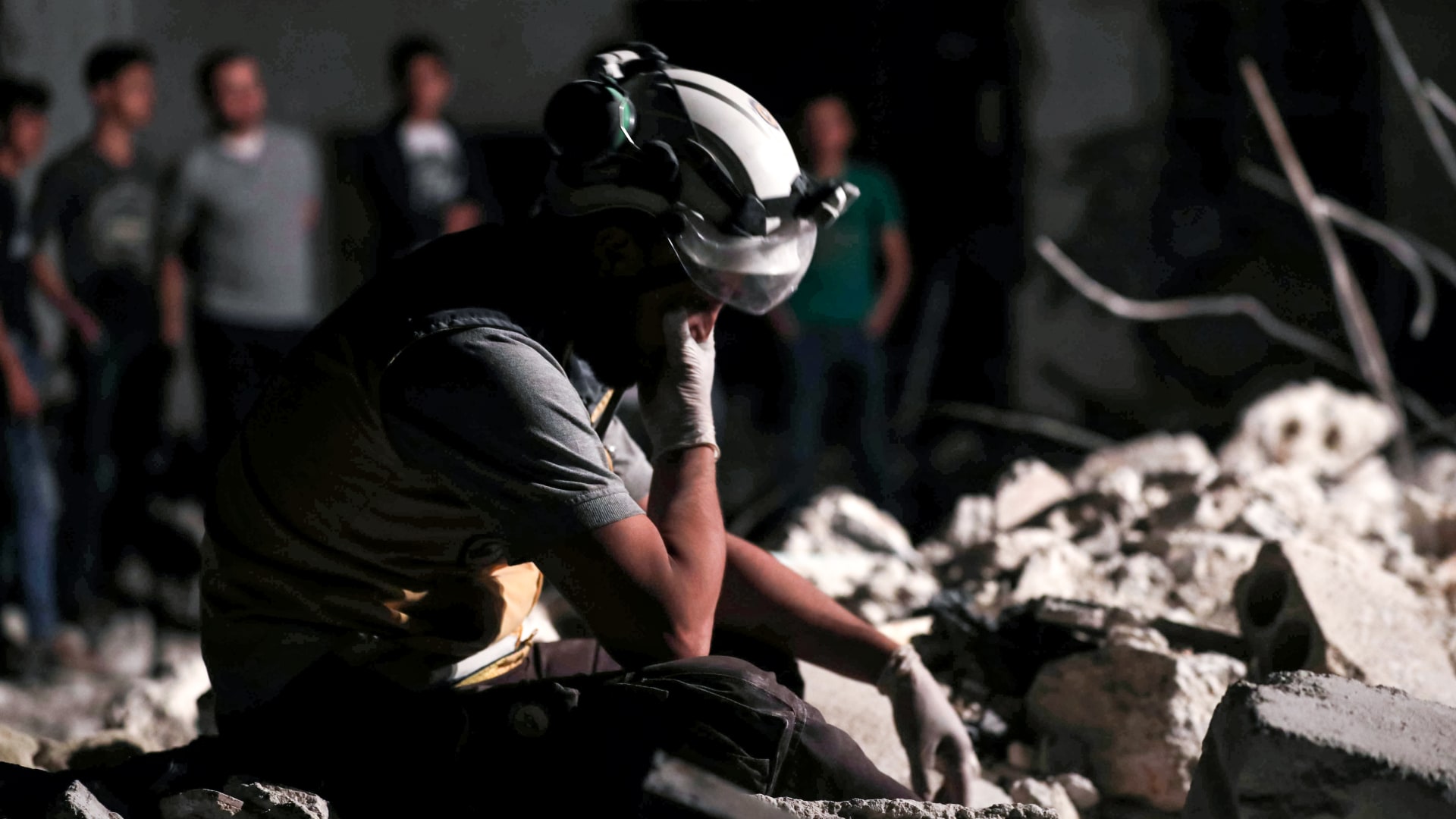 الخوذ البيضاء: مقتل ما لا يقل عن 15 شخصا في غارات جوية على إدلب
