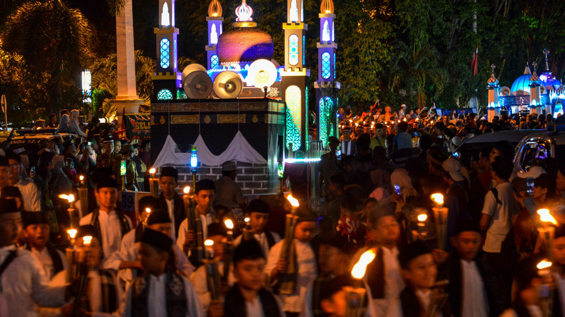 أطفال يحملون الأضواء أثناء مشاركتهم في احتفالات ترحيبية لعيد الأضحى بإندونيسيا 