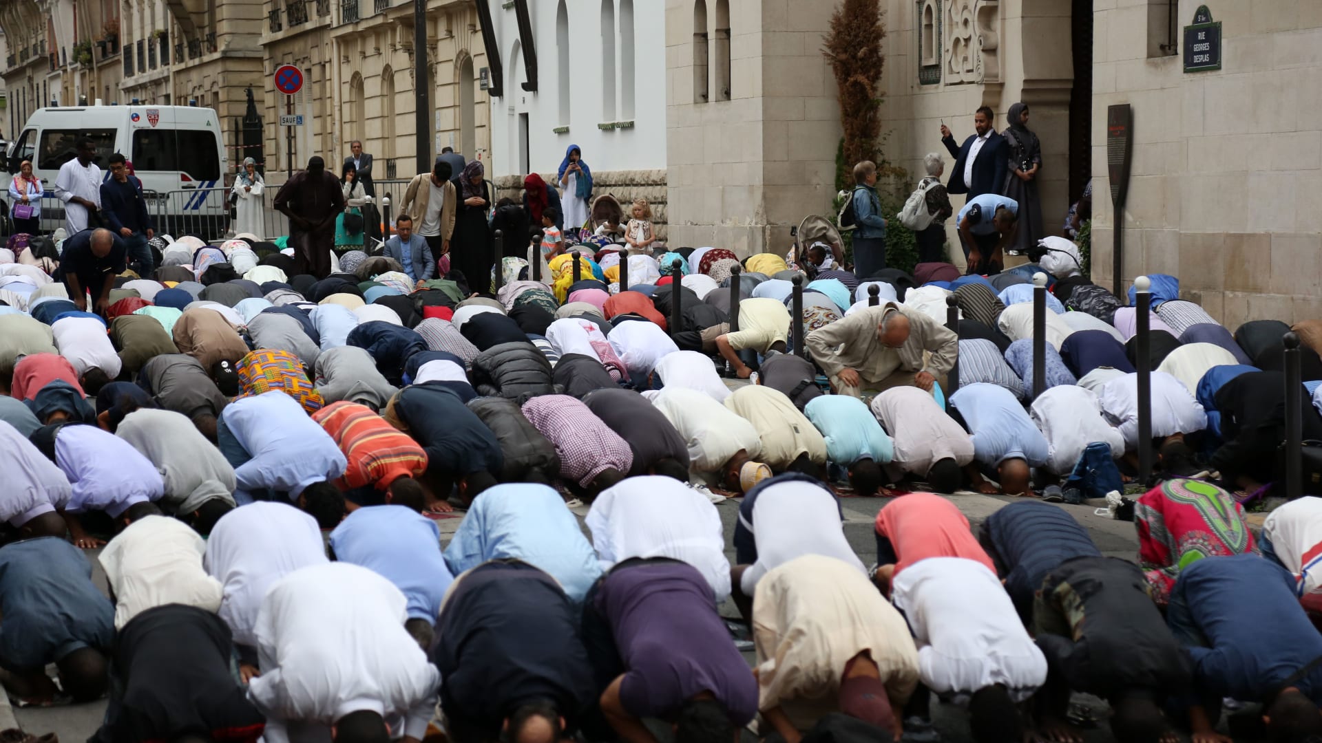 مسلمون يصلون في الشارع، خارج مسجد باريس الكبير، احتفالاً باليوم الأول من عيد الأضحى.