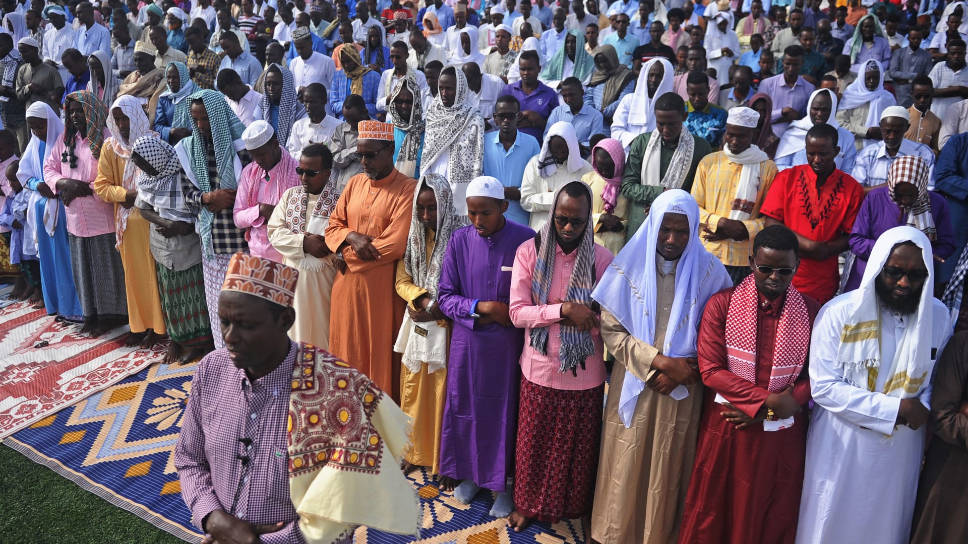 مسلمون يصلون بالعاصمة الصومالية، مقديشو، في أول أيام عيد الأضحى