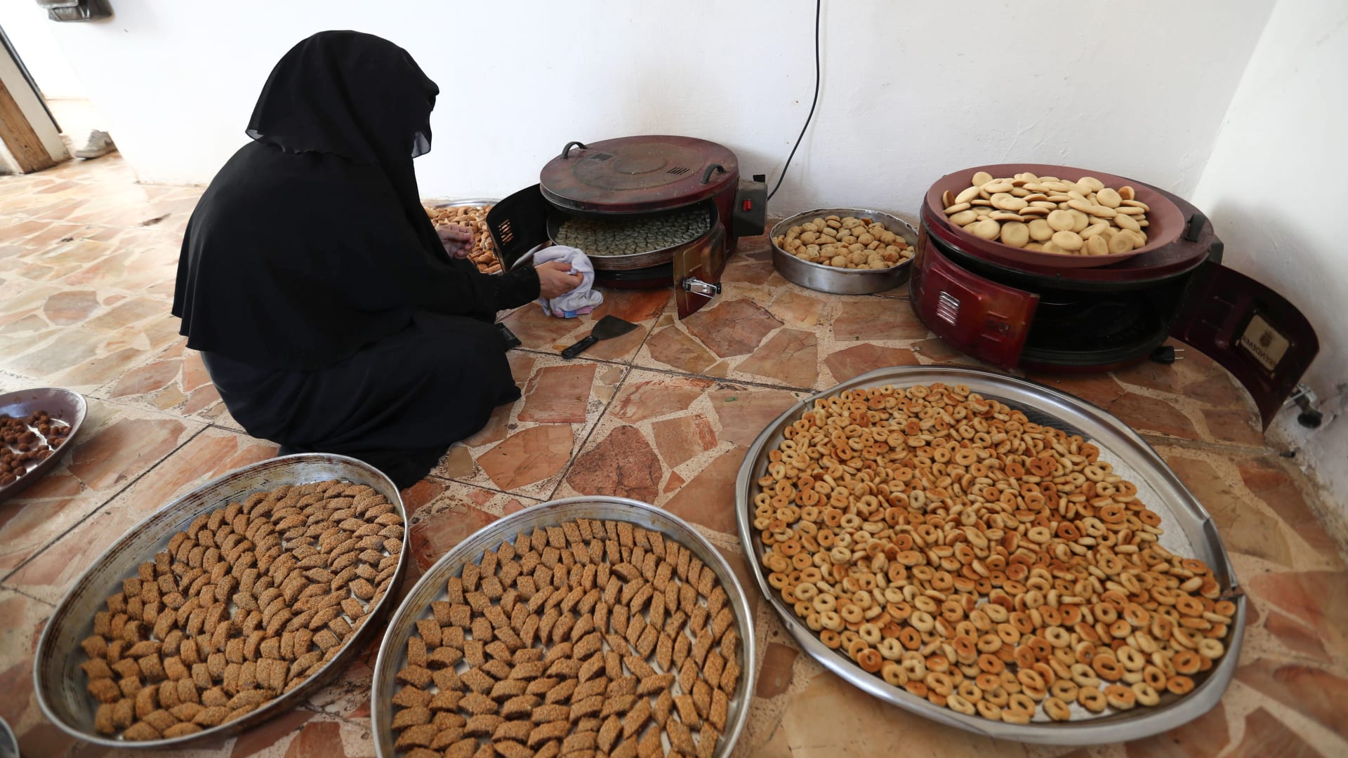 امرأة سورية تحضر الحلويات الشعبية استعداداً لاحتفالات عيد الأضحى في محافظة إدلب.