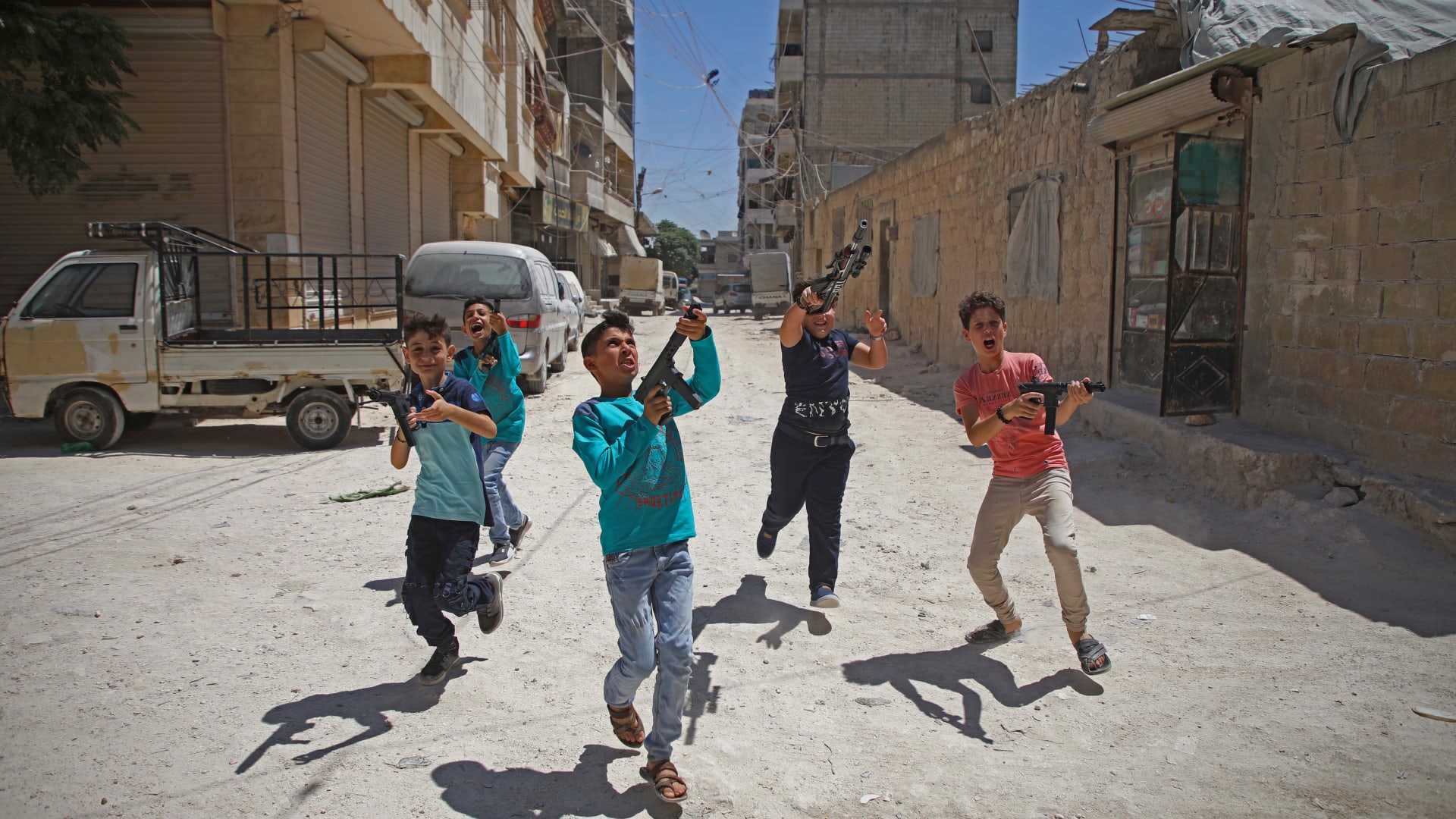 أطفال سوريون يلعبون بالأسلحة البلاستيكية في أول أيام عيد الأضحى