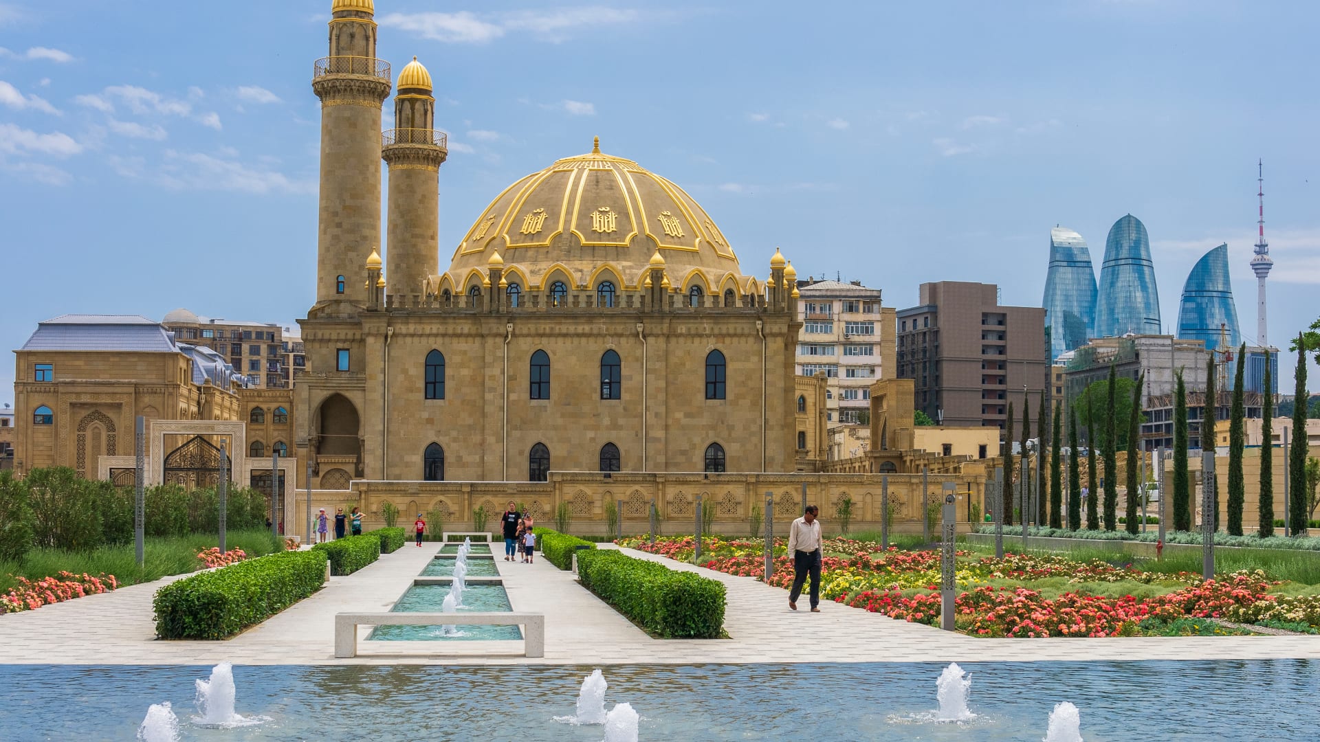 استُخدم كسينما في الماضي.. ما قصة مسجد "طازه بير" بأذربيجان؟
