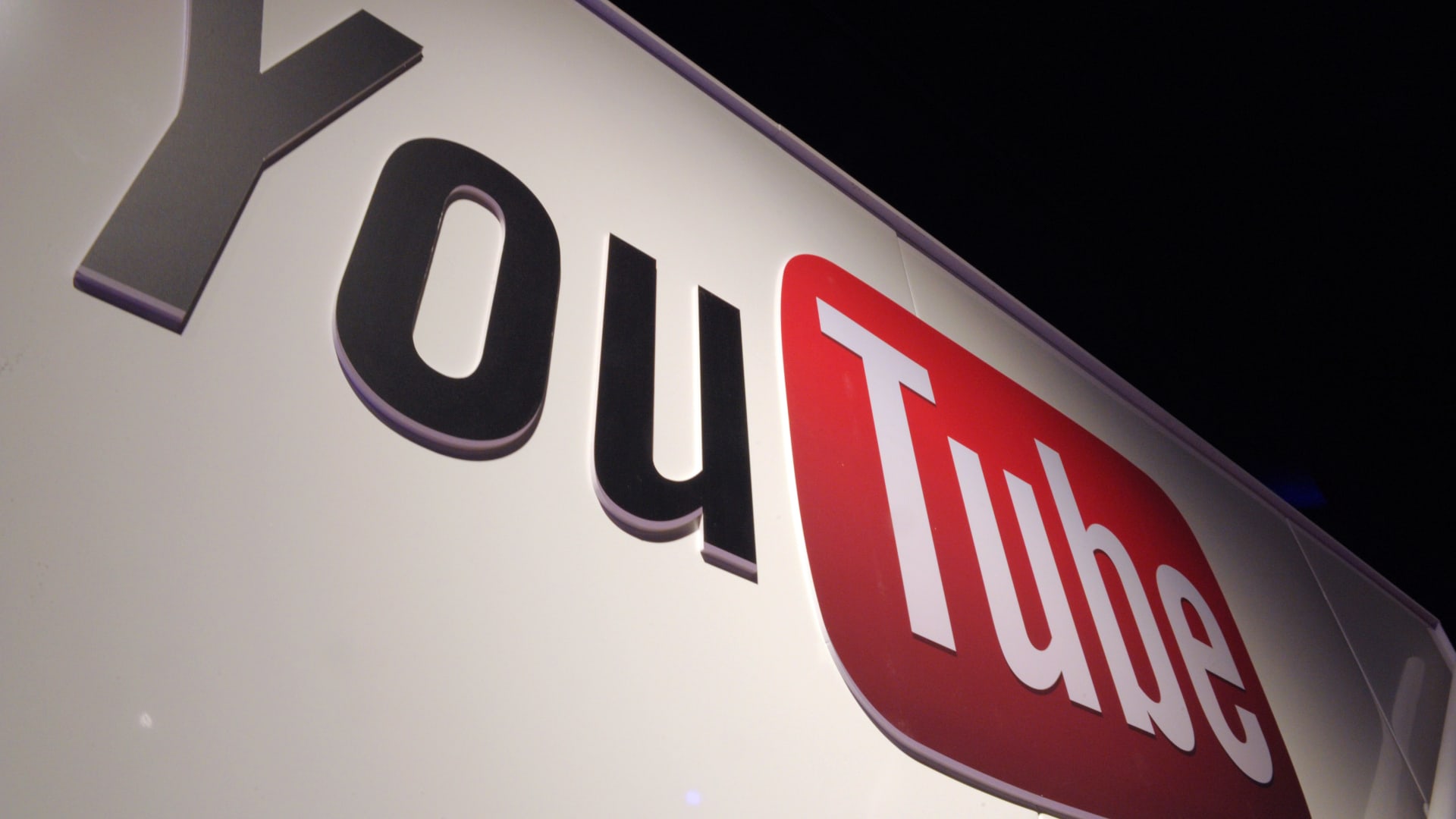 يوتيوب يعلن إزالة 100 ألف فيديو.. و500 مليون تعليق يحتوي خطابات كراهية 