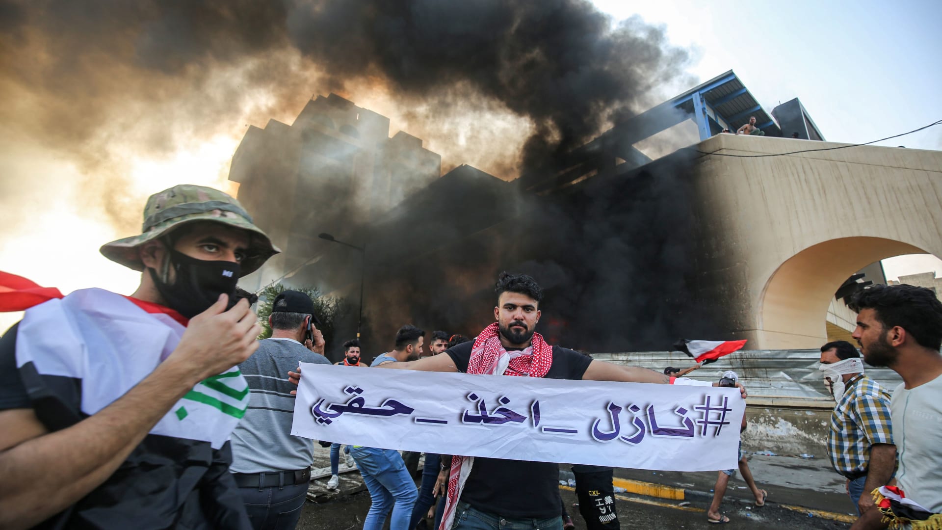 بالصور.. حرق أعلام إيران بمظاهرات &quot;العراق ينتفض&quot;.. وأمير سعودي: أجمل صورة  بـ2019 - CNN Arabic