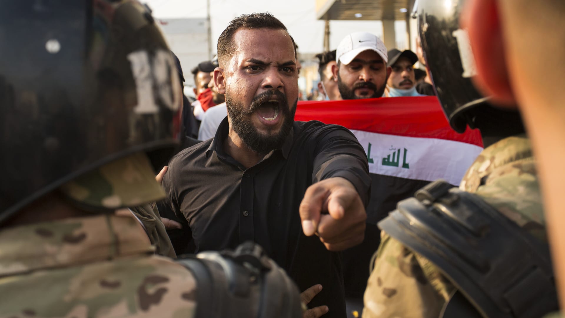 بالصور.. حرق أعلام إيران بمظاهرات "العراق ينتفض".. وأمير سعودي: أجمل صورة بـ2019