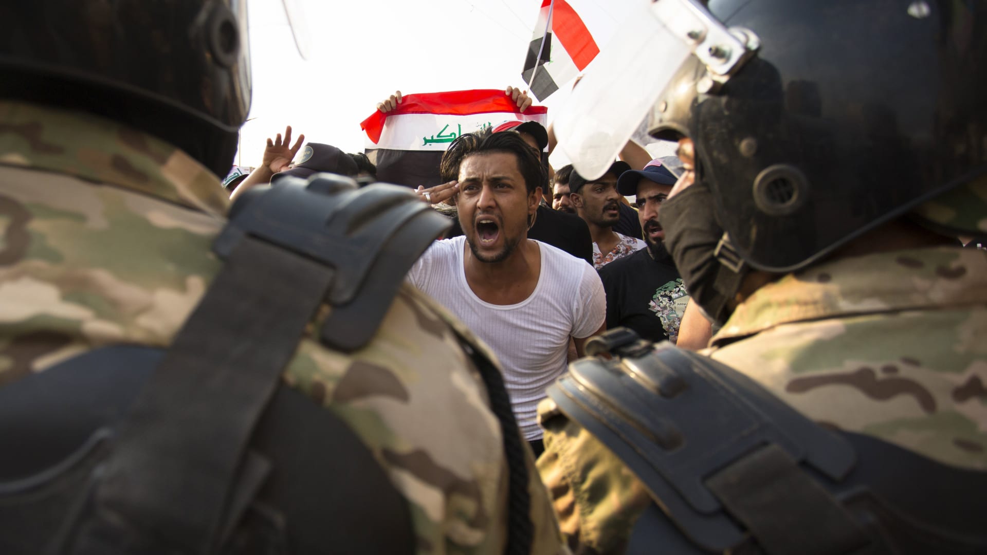 حظر تجوال واستنفار عسكري وغلق طرق بغداد.. ماذا يحصل بالعراق؟