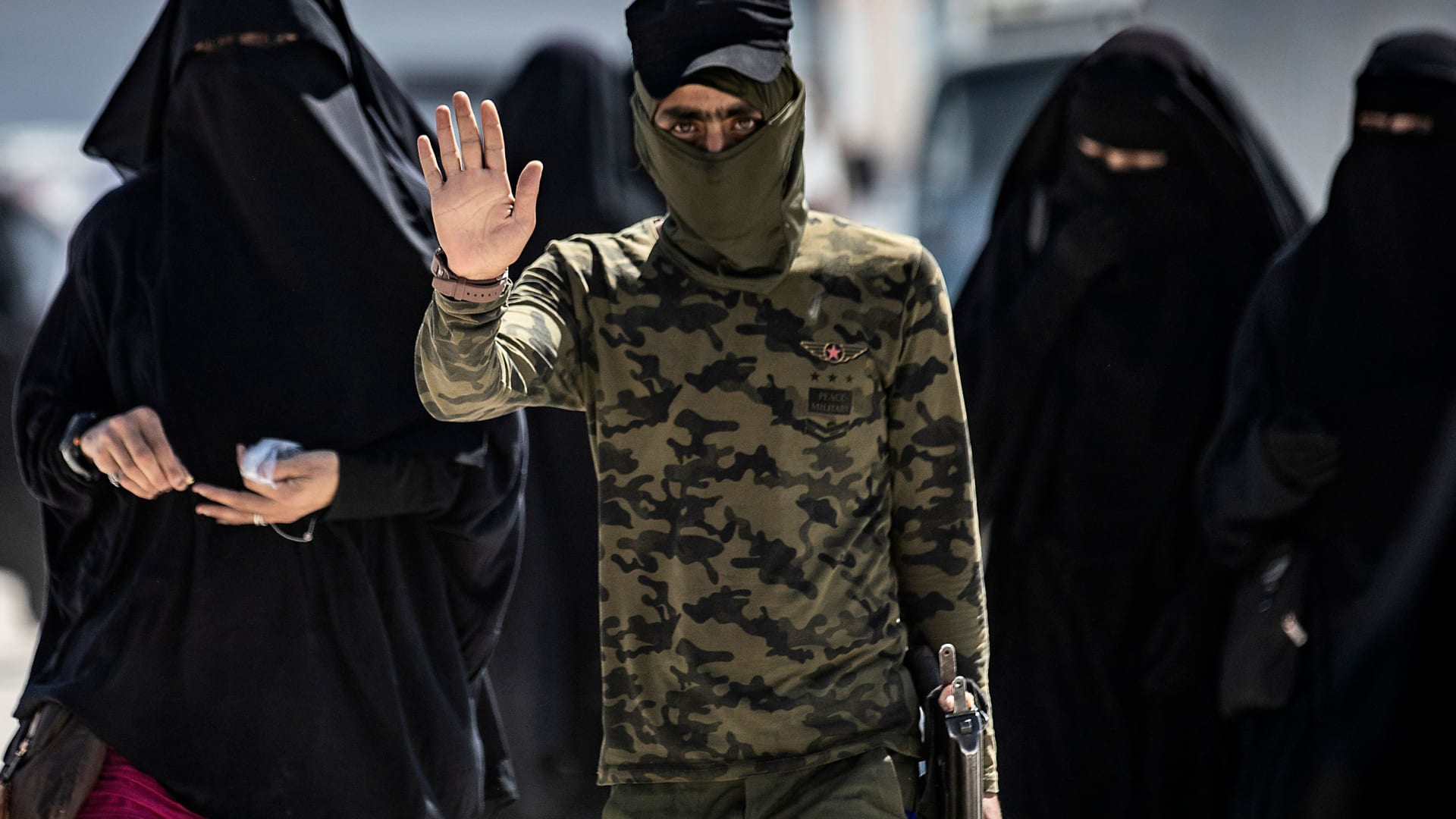 قسد: أعمال شغب في مخيم الحول لدى محاولة نساء داعش الهروب