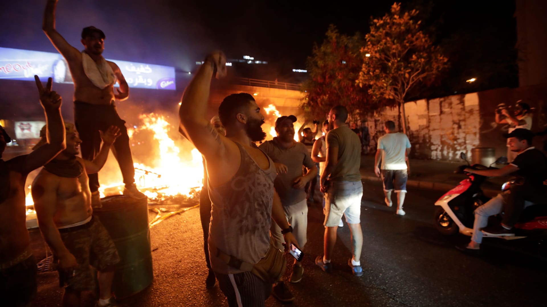 لبنان: احتجاجات تطالب بـ"إسقاط النظام".. وجنبلاط: اقترحت على الحريري الاستقالة معا 