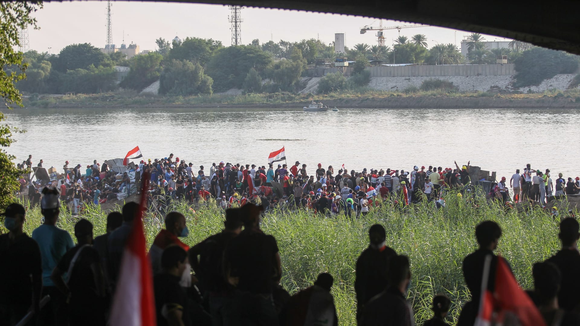 اشتباكات عنيفة بين الأمن ومتظاهرين على جسر بالعراق.. وأنباء عن سقوط قتلى ومصابين