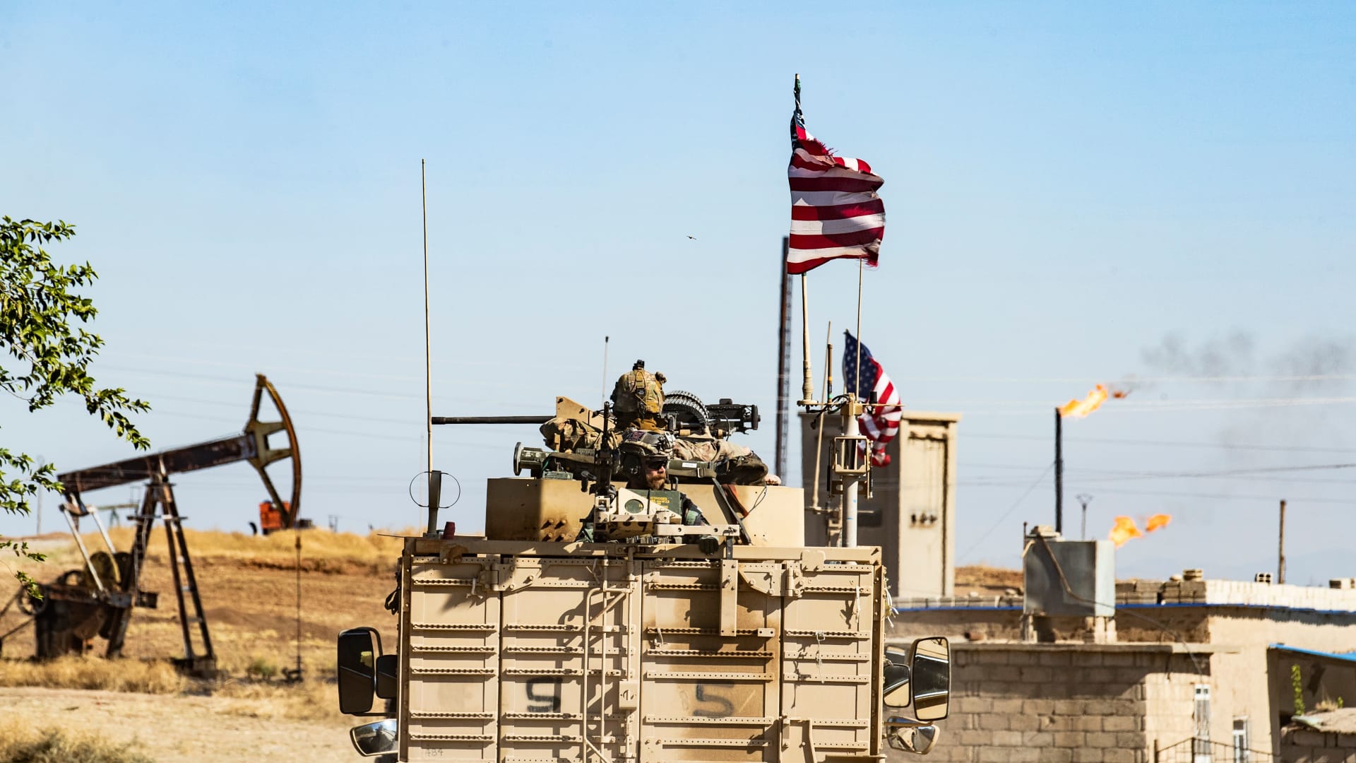 مدرعة أمريكية قرب أحد حقول النفط في الرميلان شمال شرق سوريا