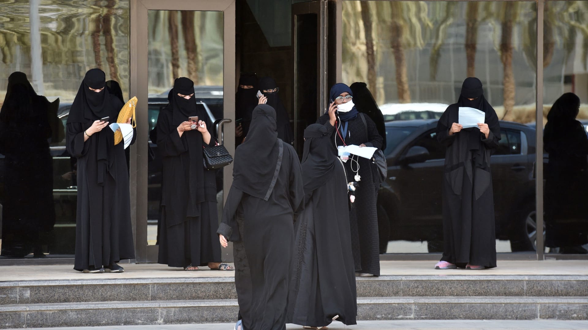 صورة أرشيفية لسعوديات أمام إدارة المرور في الرياض